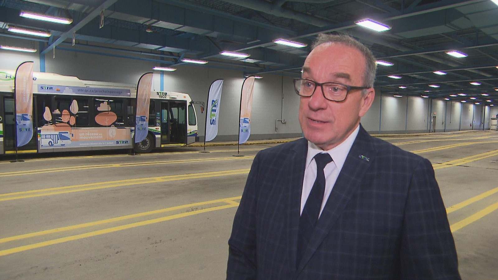Homme dans le stationnement des autobus Homme dans le stationnement des autobus