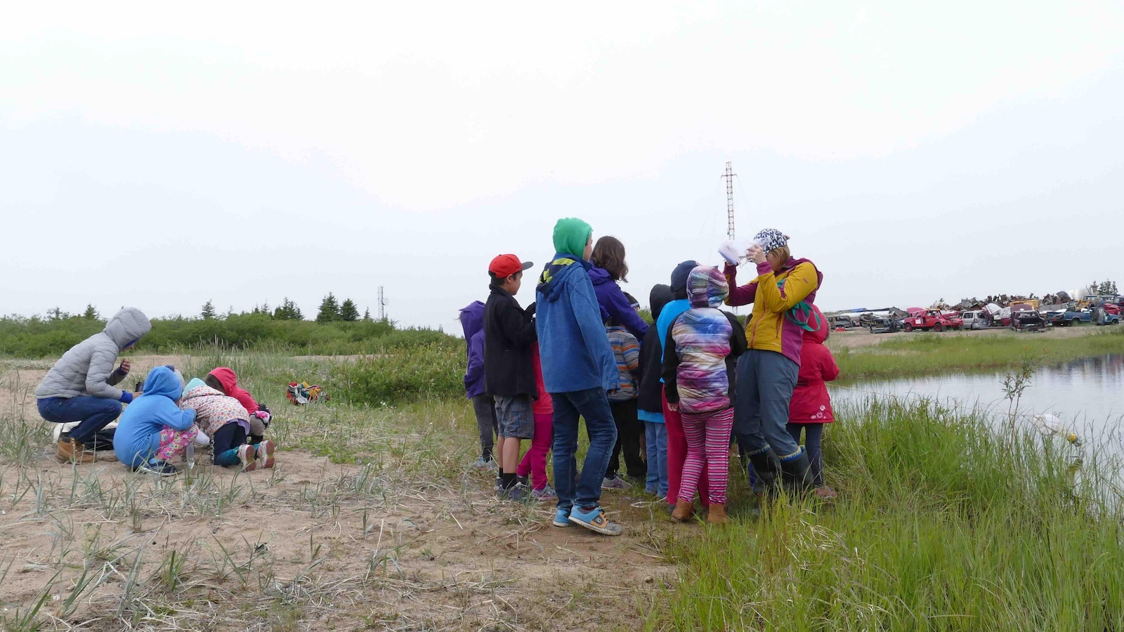 Gwyneth Anne MacMillan et son équipe de jeunes scientifiques Gwyneth Anne MacMillan et son équipe de jeunes scientifiques