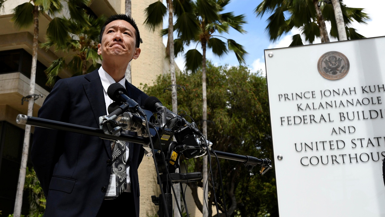 Le procureur général d'Hawaï, Douglas Chin, répond aux questions des médias le 15 mars 2017 à Honolulu. Le procureur général d'Hawaï, Douglas Chin, répond aux questions des médias le 15 mars 2017 à Honolulu.