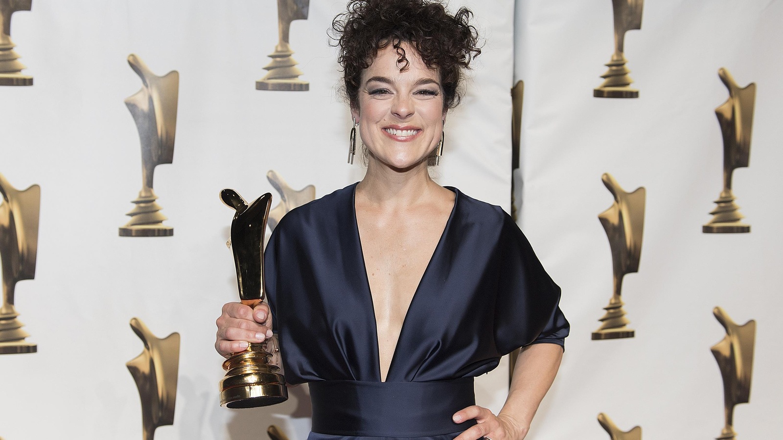 Hélène Bourgeois-Leclerc pose avec sa statuette. Hélène Bourgeois-Leclerc pose avec sa statuette.