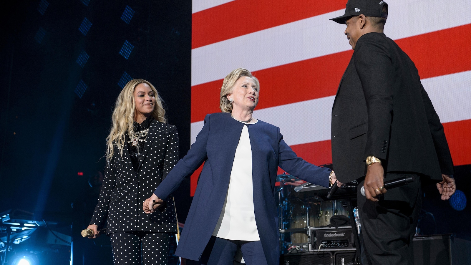 Beyoncé, Hillary Clinton et Jay Z se tiennent la main lors d'un rassemblement pour soutenir la candidate démocrate. Beyoncé, Hillary Clinton et Jay Z se tiennent la main lors d'un rassemblement pour soutenir la candidate démocrate.