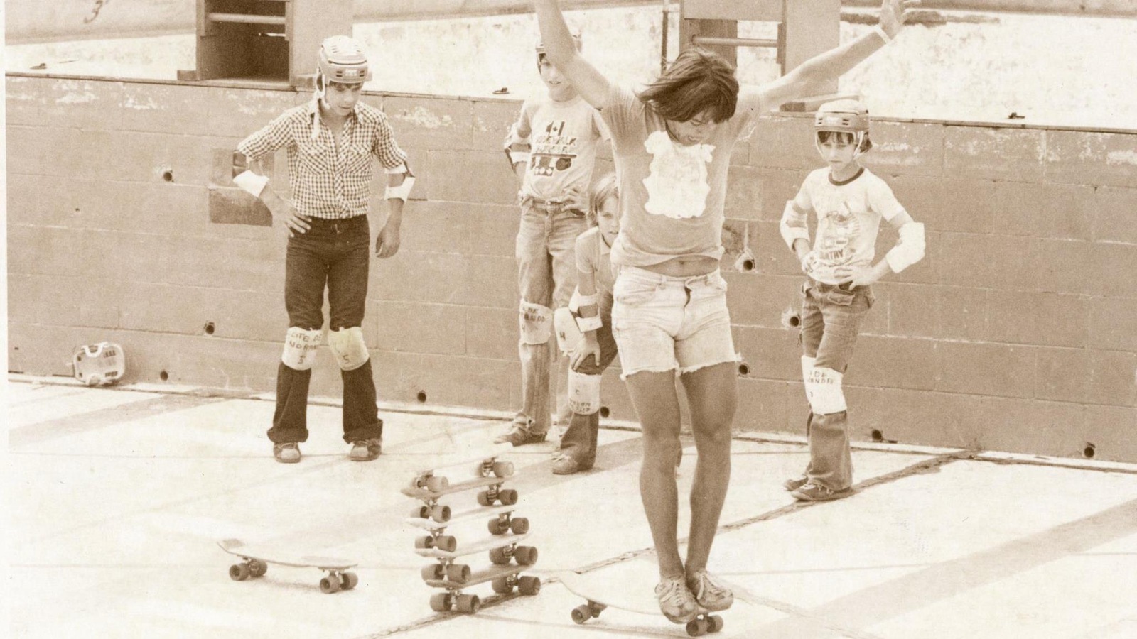 Une photo d'archives montre des adolescents faisant de la planche à roulettes. Une photo d'archives montre des adolescents faisant de la planche à roulettes.
