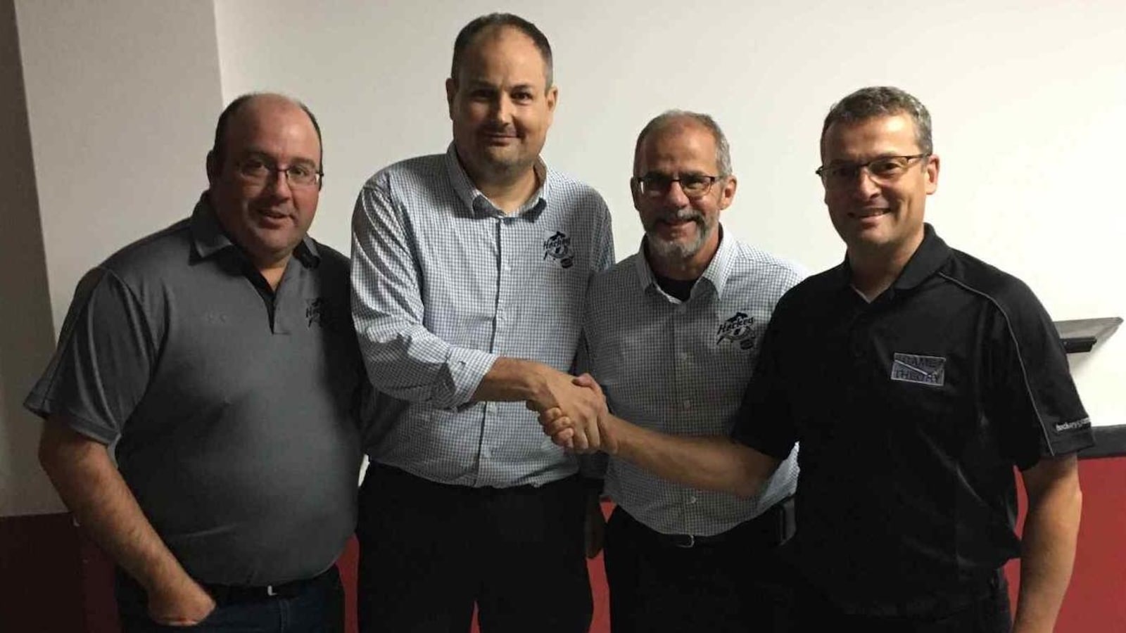 Les quatre hommes posent debout: Christian Baulé, Marc Désilets, Claude Bordeleau et Benoît Tremblay. Les quatre hommes posent debout: Christian Baulé, Marc Désilets, Claude Bordeleau et Benoît Tremblay.