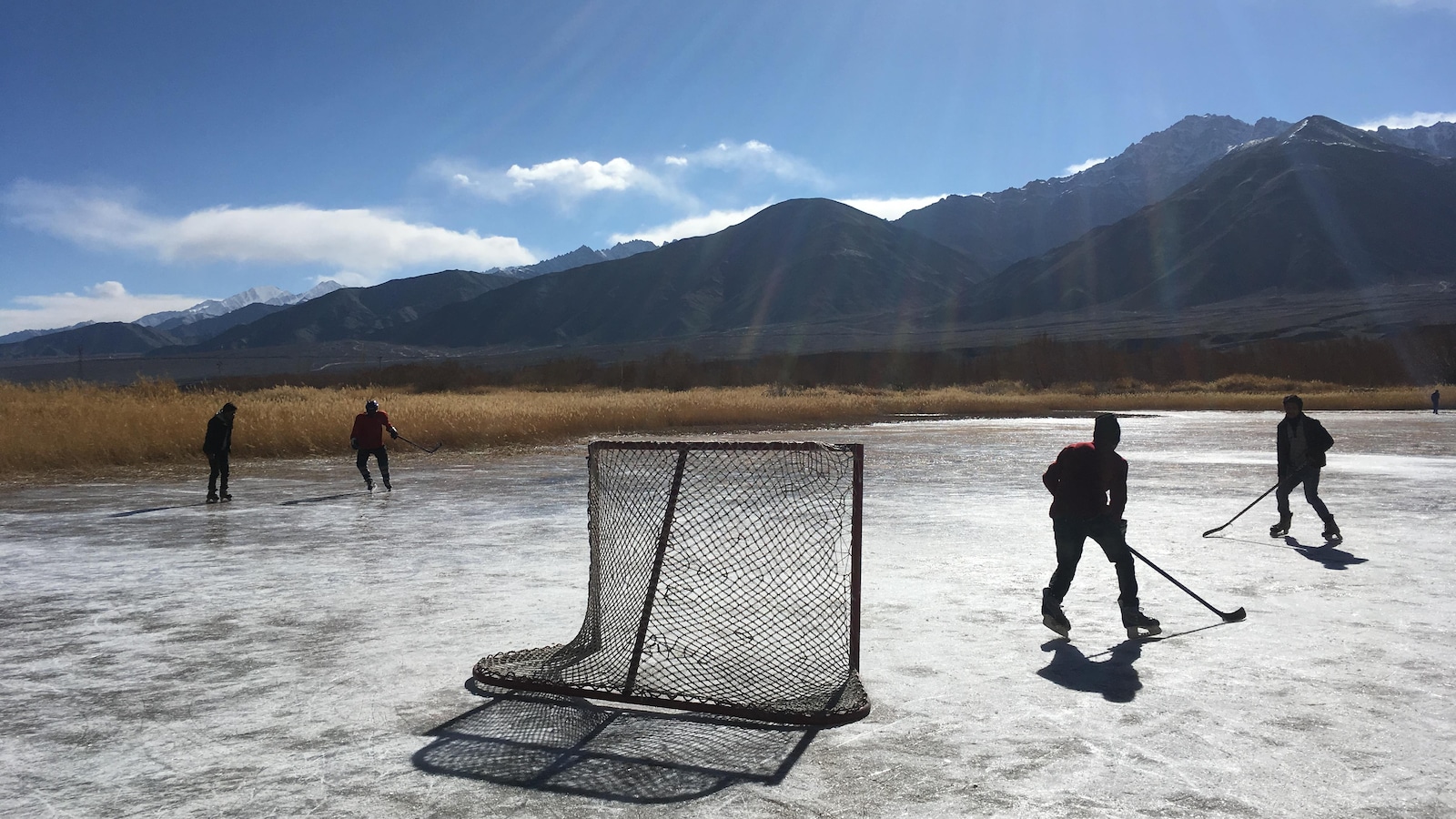 Des Ladakhis jouent sur un lac gelé. Des Ladakhis jouent sur un lac gelé.