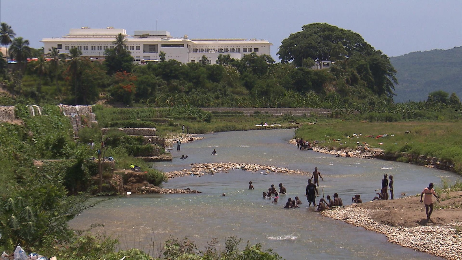 Des haïtiens se baignent dans un cours d'eau non loin de l'hôpital St-Michel de Jacmel. Des haïtiens se baignent dans un cours d'eau non loin de l'hôpital St-Michel de Jacmel.