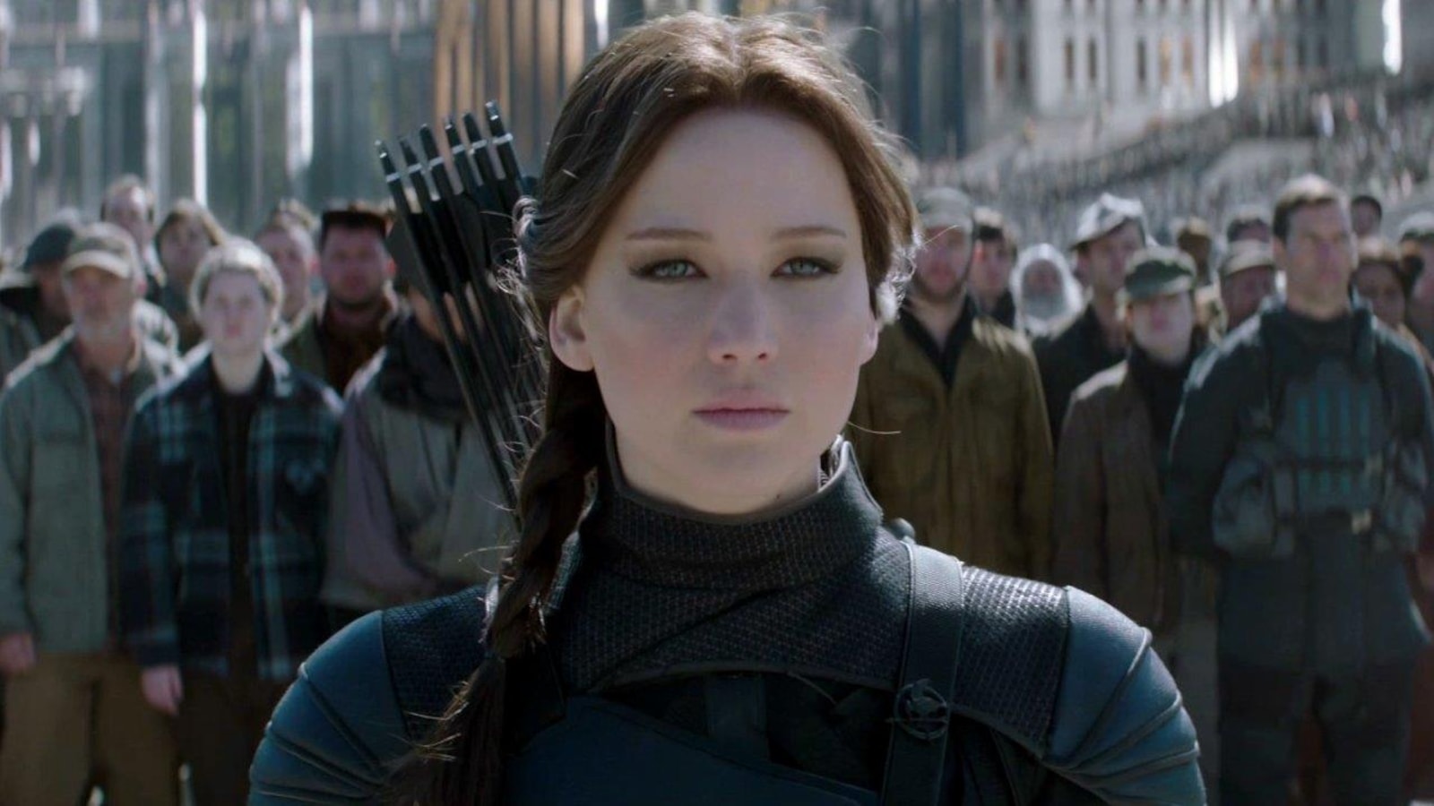Jennifer Lawrence porte des flèches dans son dos. Jennifer Lawrence porte des flèches dans son dos.