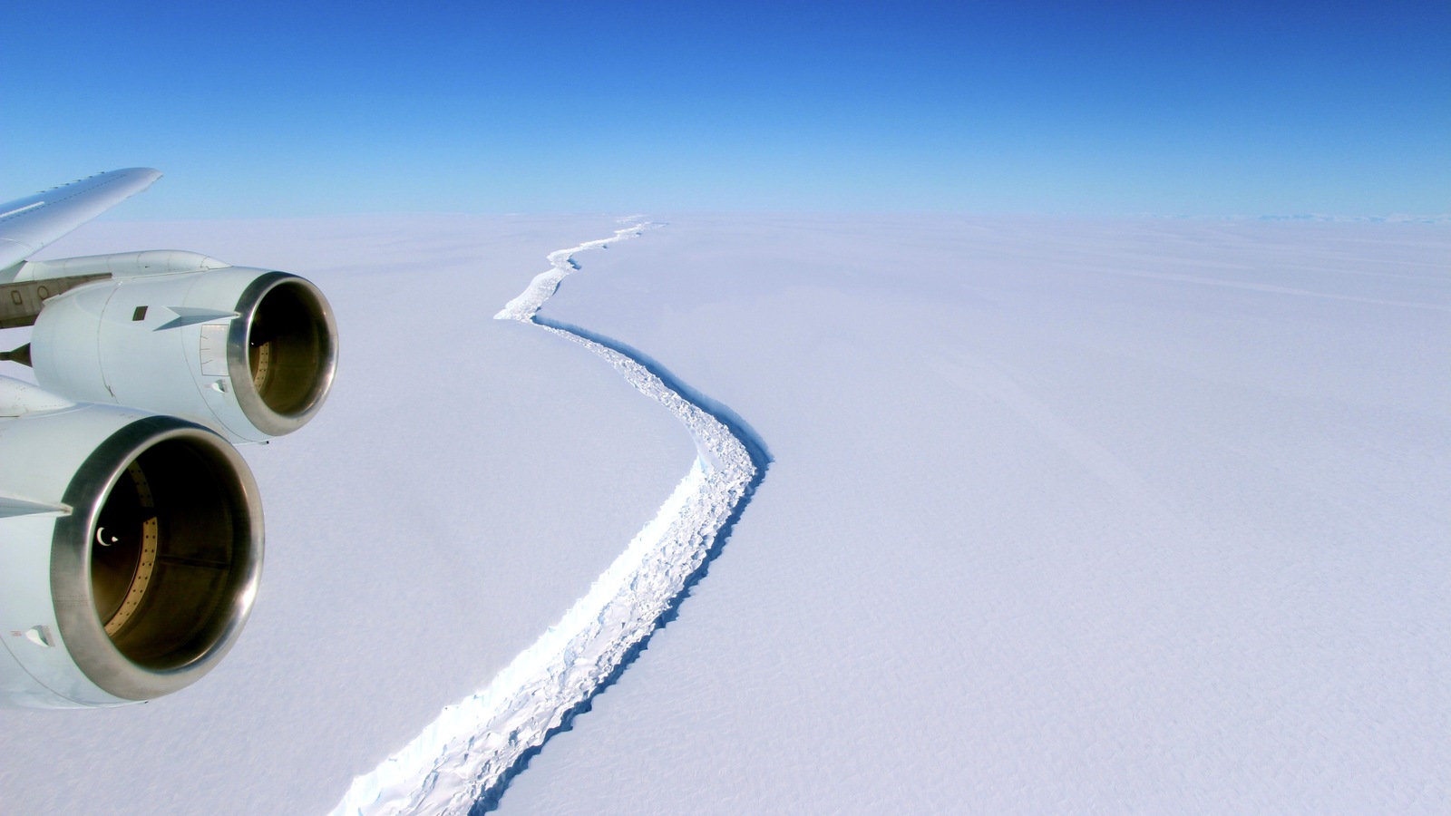 Vue aérienne de la fissure de 200 kilomètres de long qui a précédé le détachement de l'iceberg A68 de la barrière de glace Larsen C, en Antarctique. Vue aérienne de la fissure de 200 kilomètres de long qui a précédé le détachement de l'iceberg A68 de la barrière de glace Larsen C, en Antarctique.
