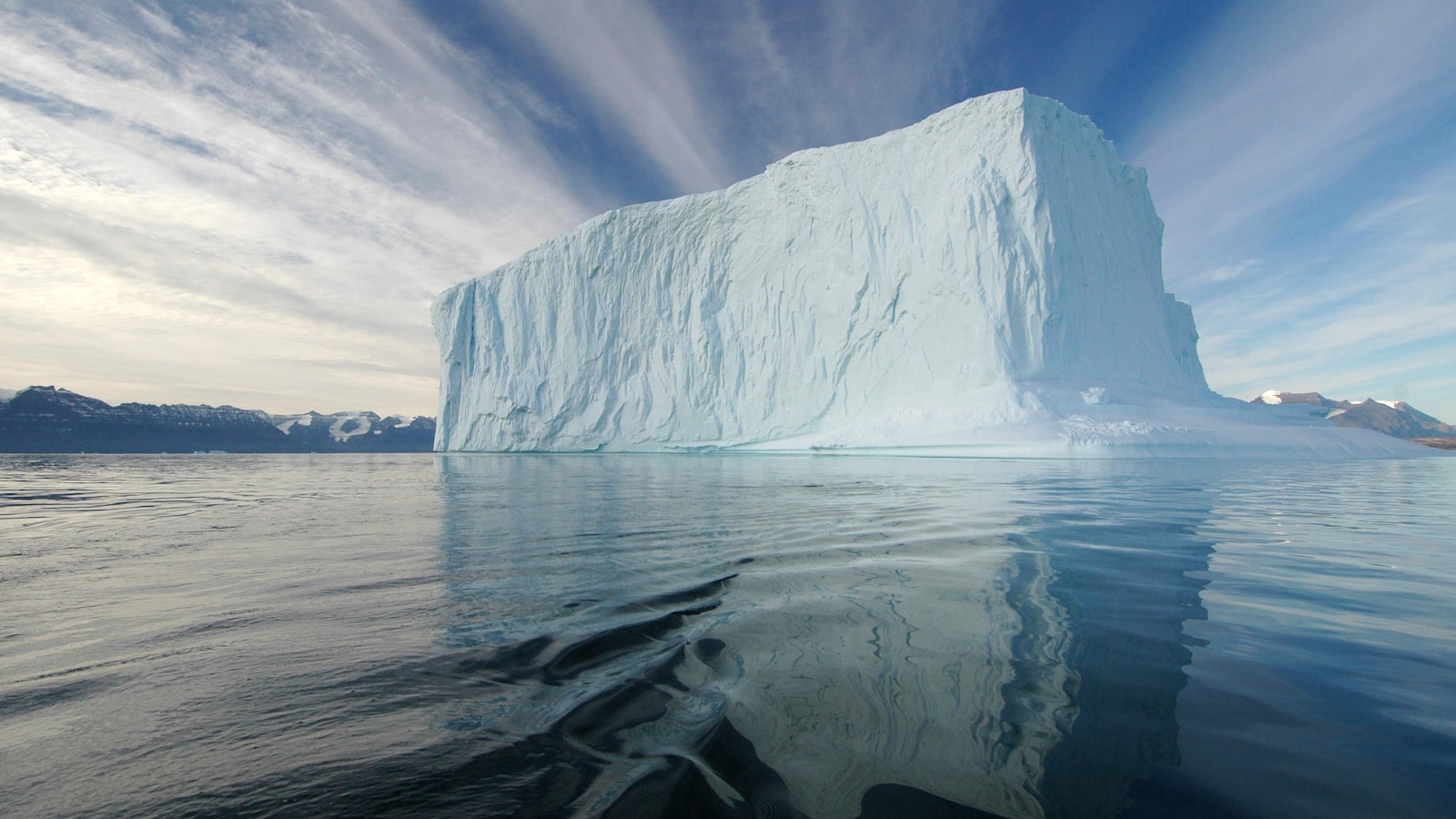 Un iceberg dans le parc national du Nord-Est-du-Groenland Un iceberg dans le parc national du Nord-Est-du-Groenland