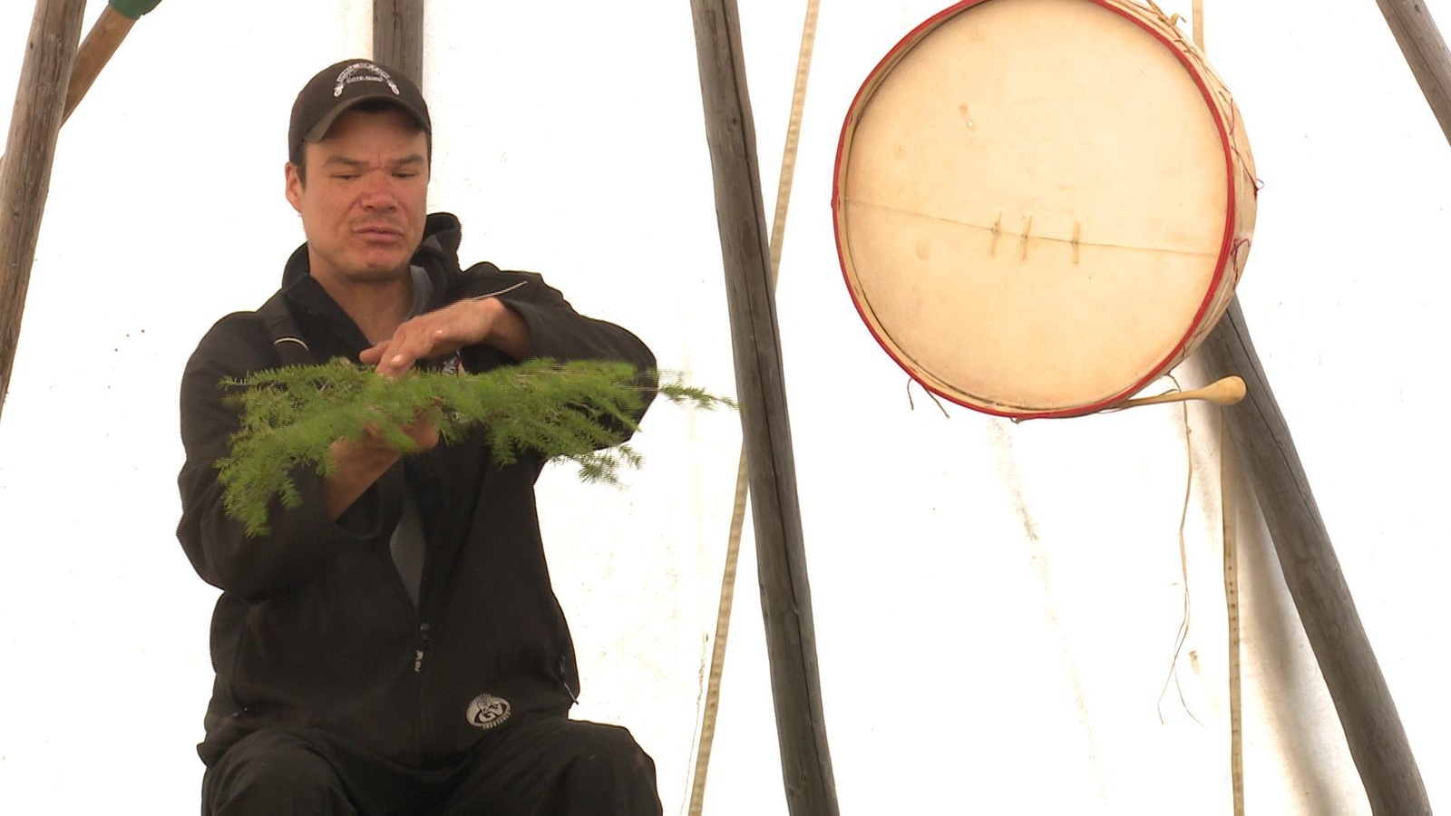 Le coordonnateur du Site traditionnel Innu Ténina, Christian Vollant, partage avec les écoliers. Le coordonnateur du Site traditionnel Innu Ténina, Christian Vollant, partage avec les écoliers.