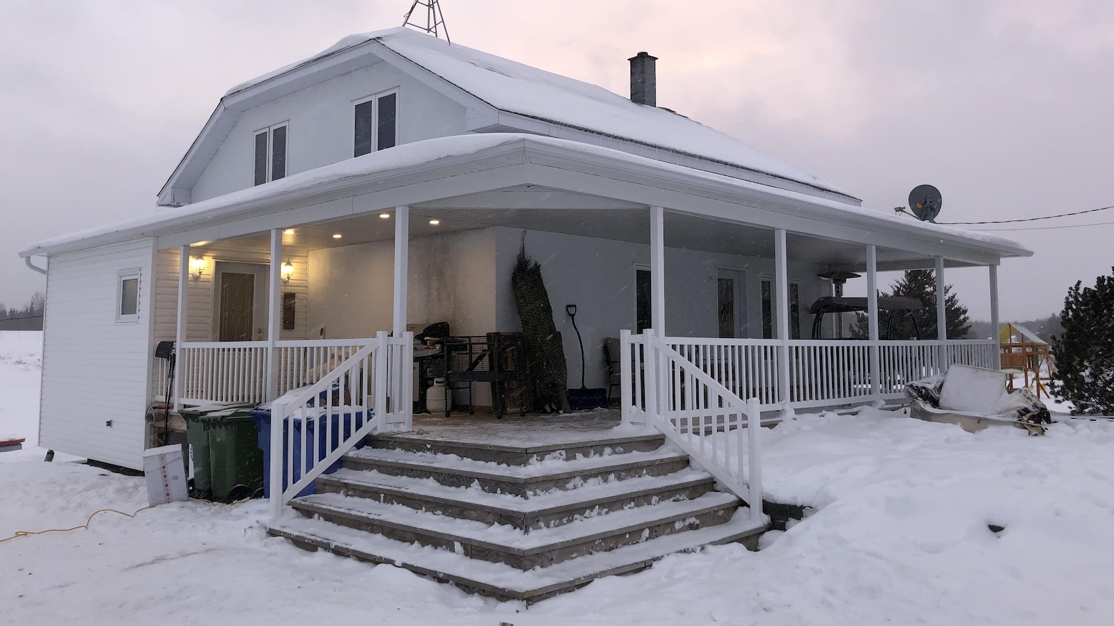 Une résidence en campagne, l'hiver. Une résidence en campagne, l'hiver.