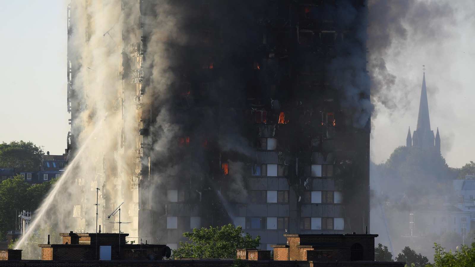 Beaucoup de fumée se dégage de la tour d'habitation. Beaucoup de fumée se dégage de la tour d'habitation.
