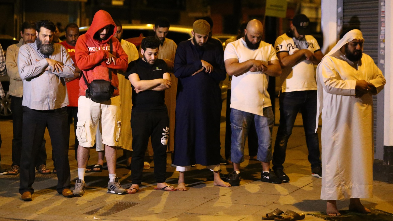 Les fidèles de la mosquée près de l'endroit de la collision dans le nord de Londres prient pour les victimes. Les fidèles de la mosquée près de l'endroit de la collision dans le nord de Londres prient pour les victimes.