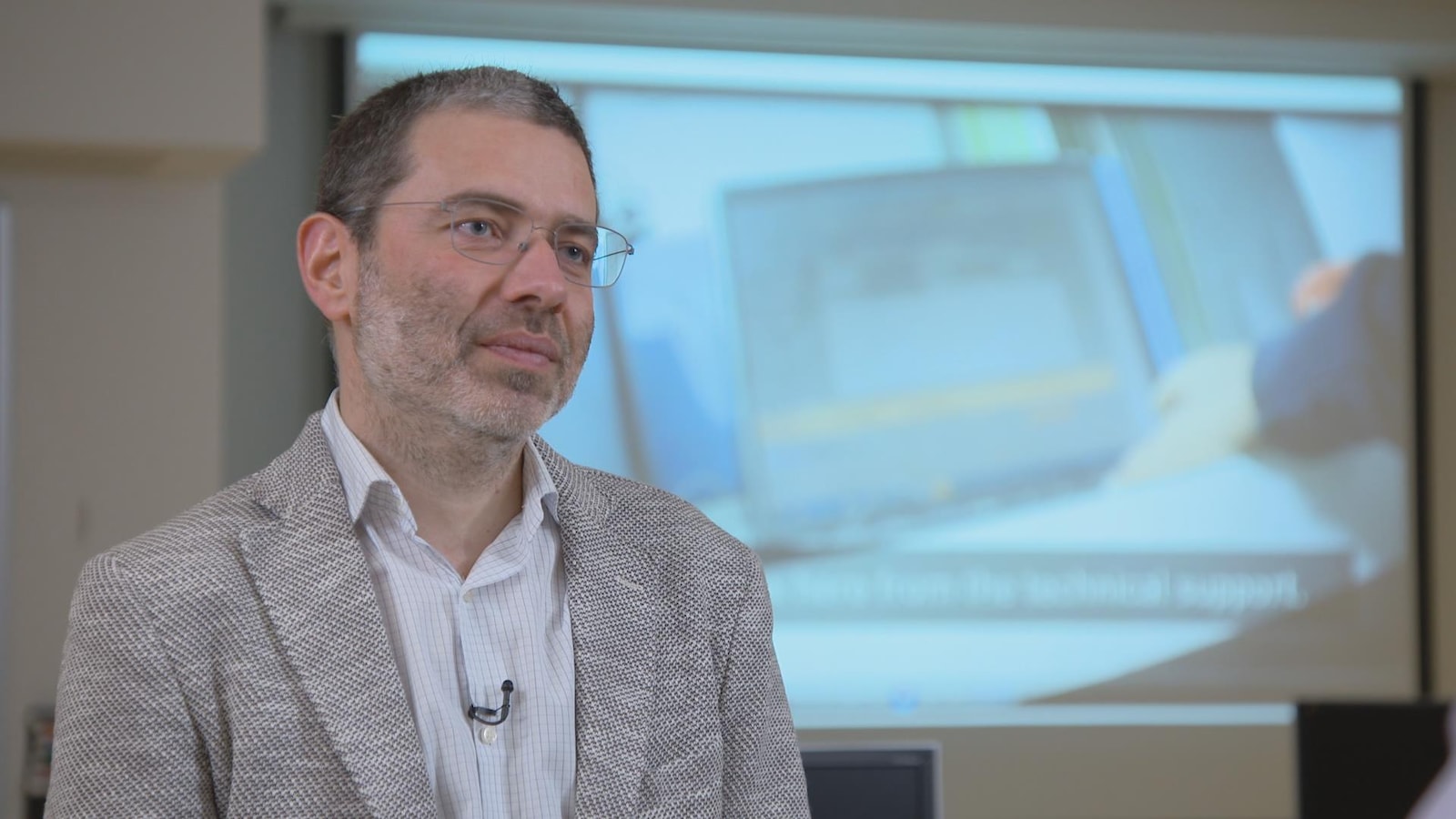 Benoît Dupont devant un écran de télévision. Benoît Dupont devant un écran de télévision.