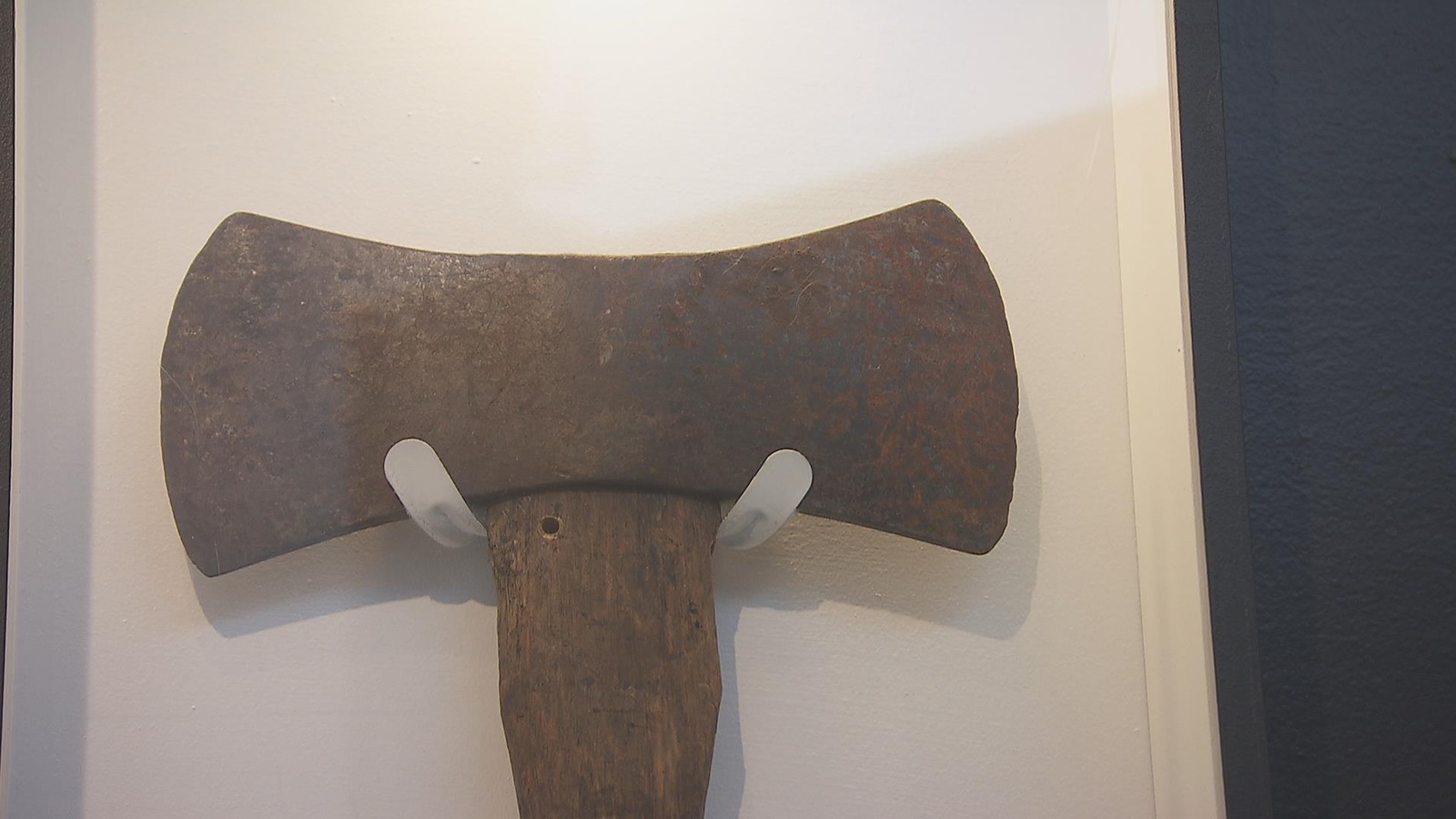 La hache ayant servie aux meurtres des membres de la famille Kosberg en 1965, sur laquelle on peut voir des traces de sang et des cheveux. La hache ayant servie aux meurtres des membres de la famille Kosberg en 1965, sur laquelle on peut voir des traces de sang et des cheveux.