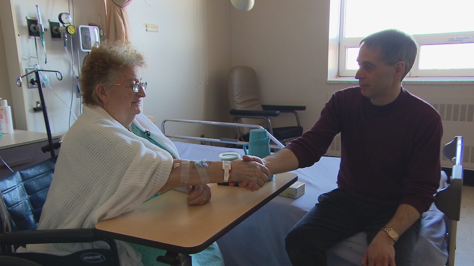 L'intervenant spirituel Yves Hébert rencontre une patiente à l'hôpital de La Pocatière. L'intervenant spirituel Yves Hébert rencontre une patiente à l'hôpital de La Pocatière.