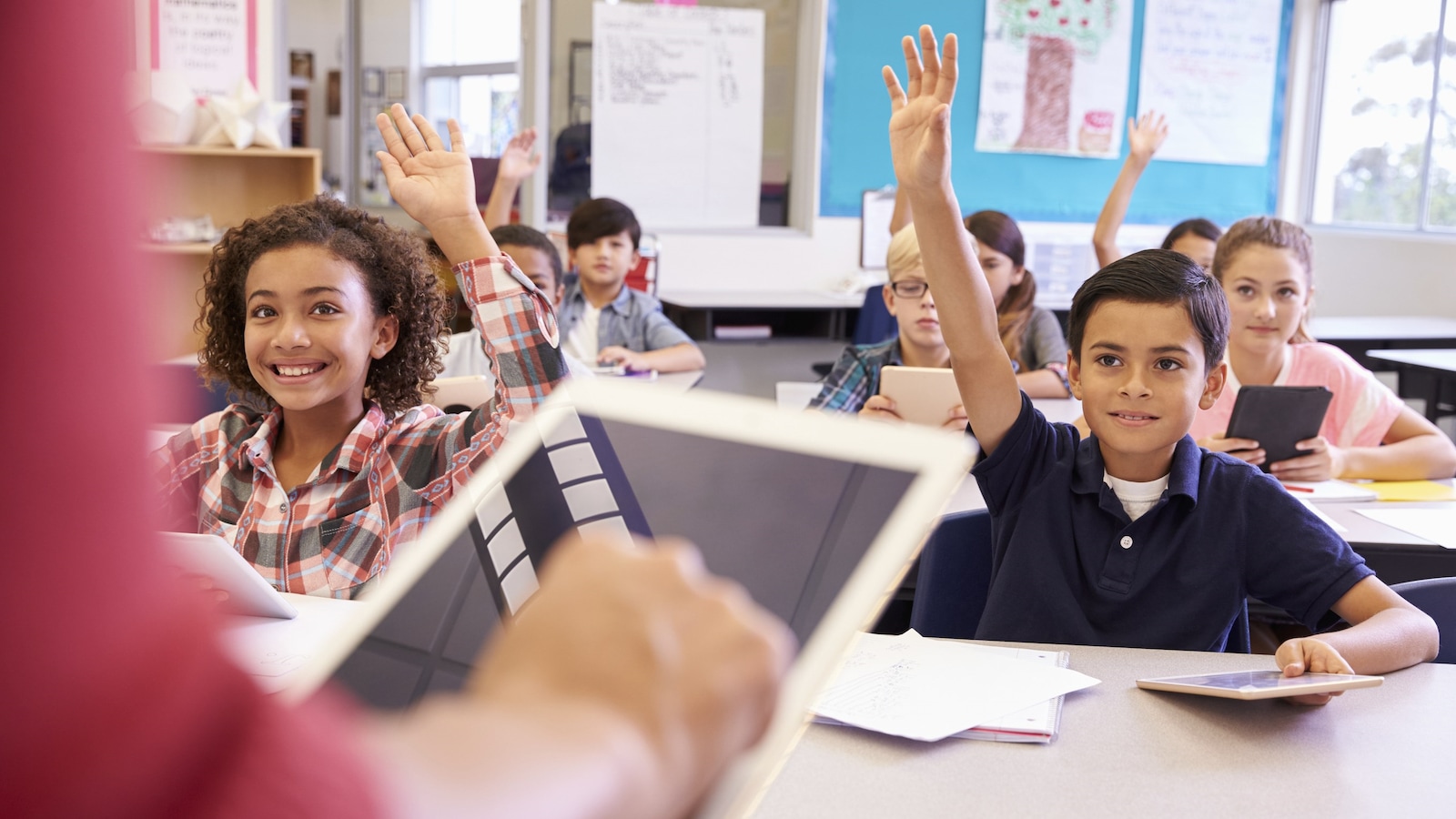 L'utilisation de nouvelles technologies dans les classes est de plus en plus populaire. L'utilisation de nouvelles technologies dans les classes est de plus en plus populaire.