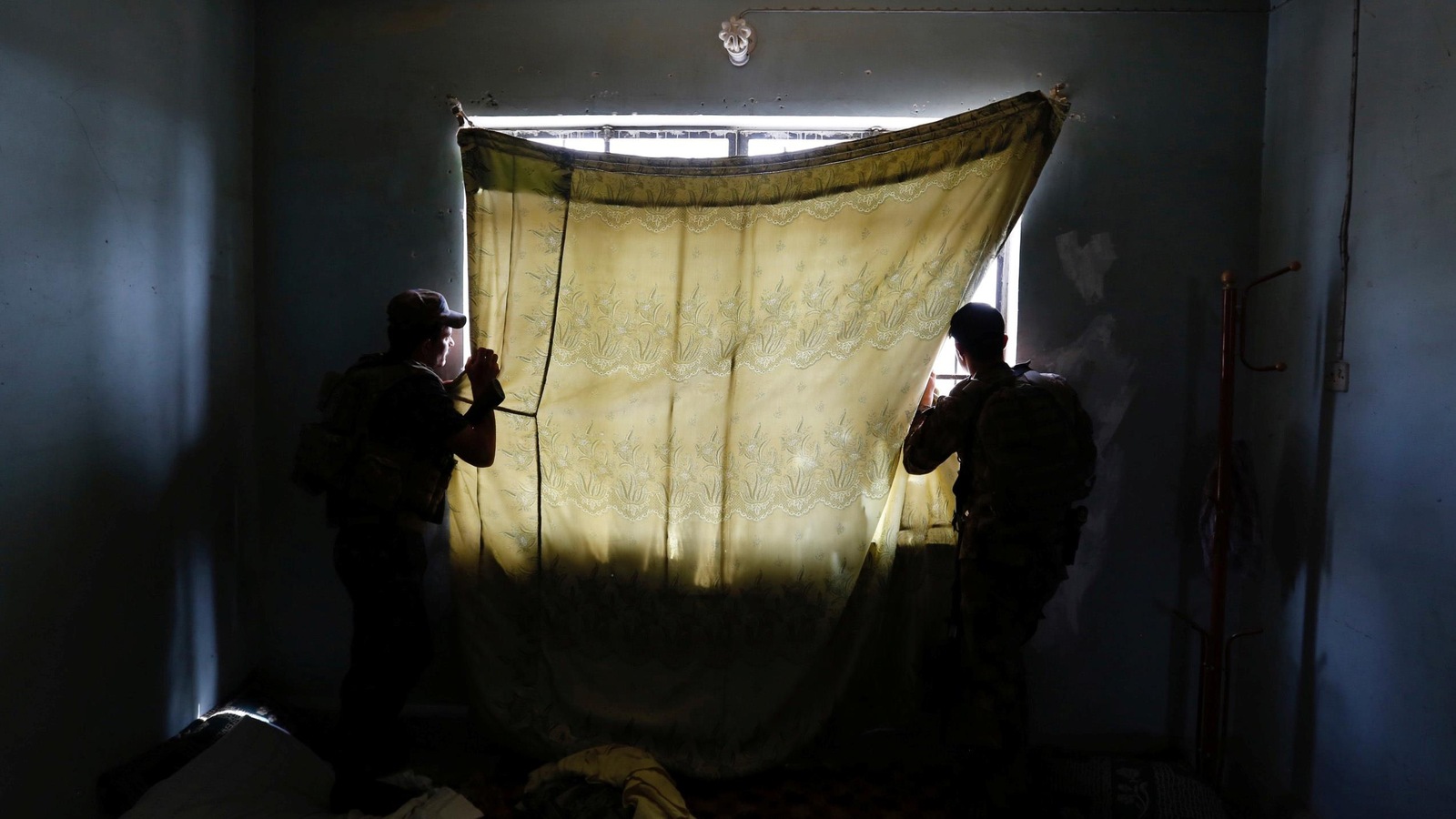 Des membres des forces spéciales contre-terrorisme irakiennes surveillent des positions tenues par l’EI. Des membres des forces spéciales contre-terrorisme irakiennes surveillent des positions tenues par l’EI.