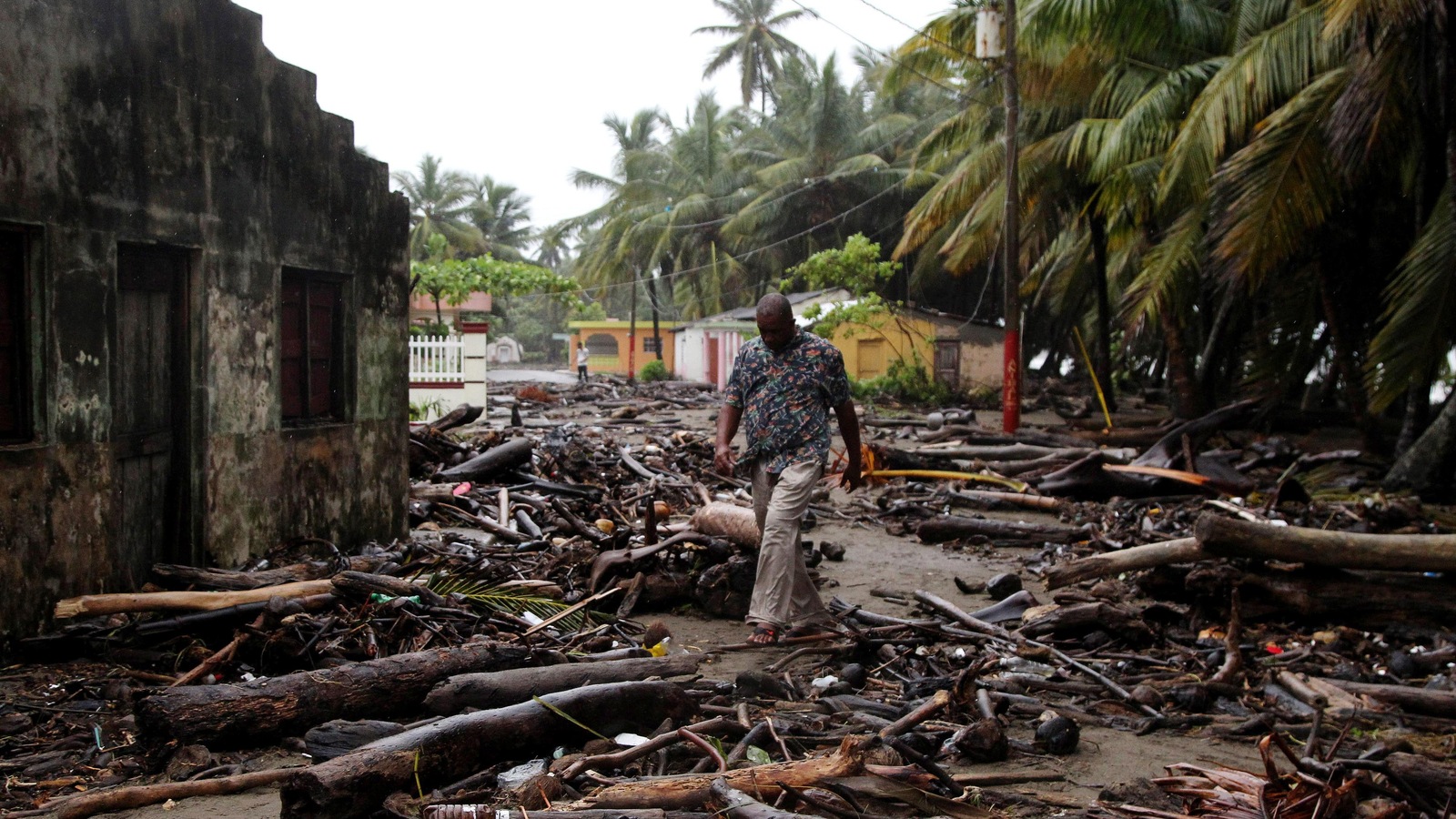 Un homme marche parmi les débris, sur la côte nord de la République dominicaine. Un homme marche parmi les débris, sur la côte nord de la République dominicaine.