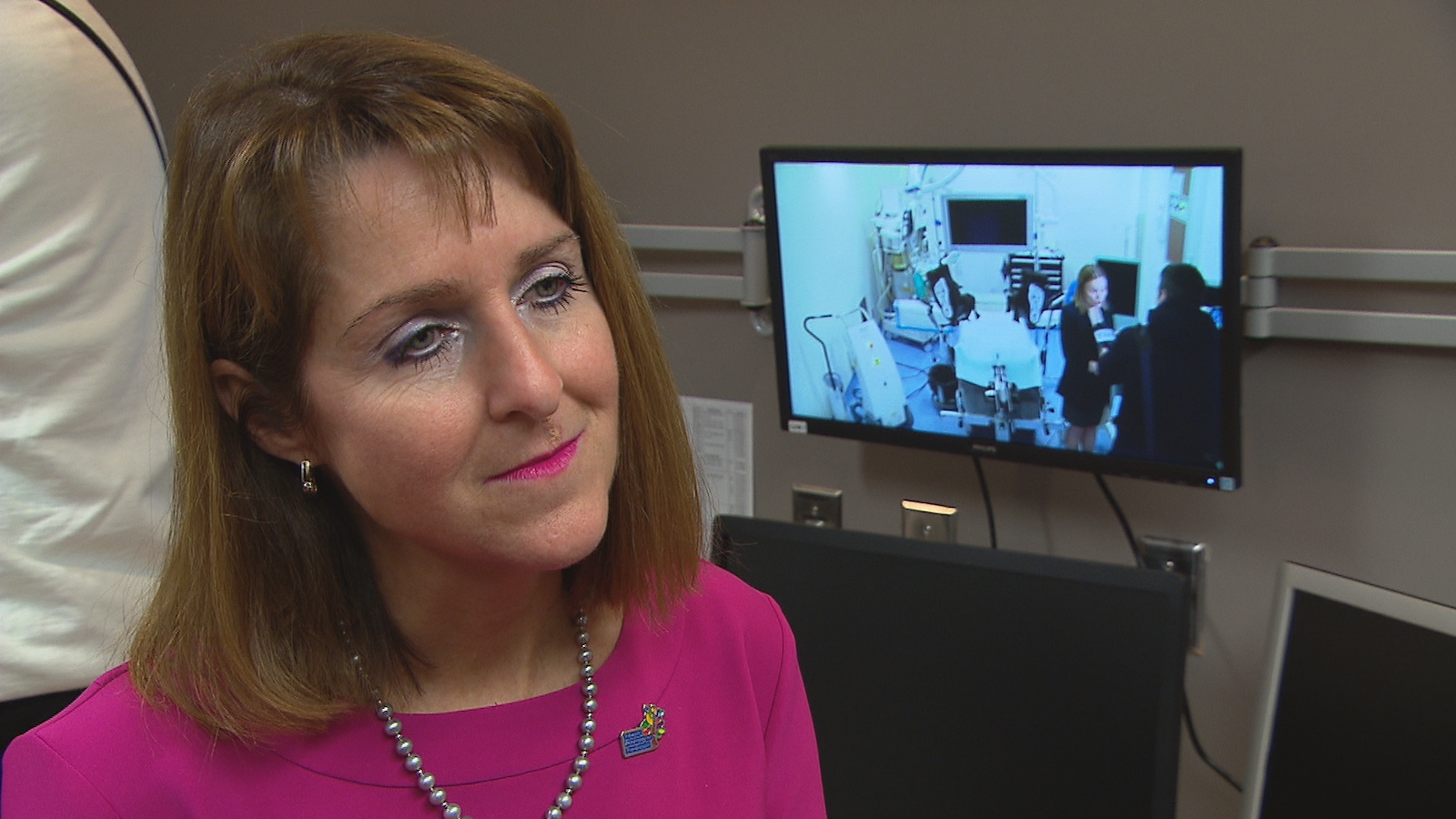 Isabelle Malo devant des écrans d'ordinateur. Isabelle Malo devant des écrans d'ordinateur.