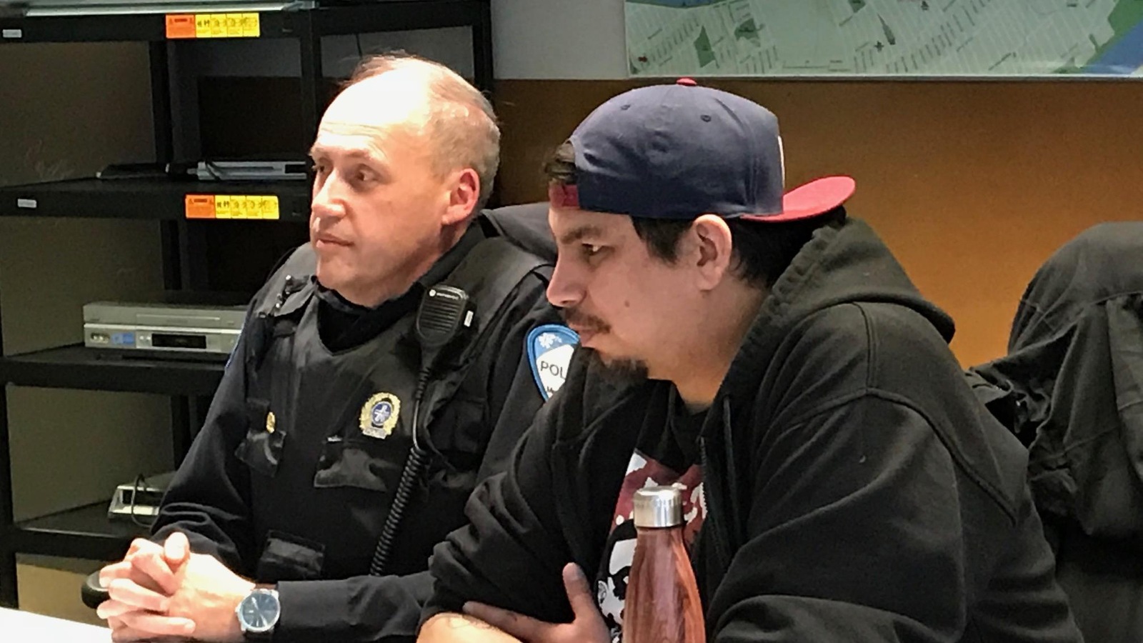 L'agent de liaison autochtone au SPVM, Carlo DeAngelis, et Wayne Robinson, intervenant social à Montréal Autochtone, lors d'une séance de sensibilisation donnée à des policiers de Montréal L'agent de liaison autochtone au SPVM, Carlo DeAngelis, et Wayne Robinson, intervenant social à Montréal Autochtone, lors d'une séance de sensibilisation donnée à des policiers de Montréal