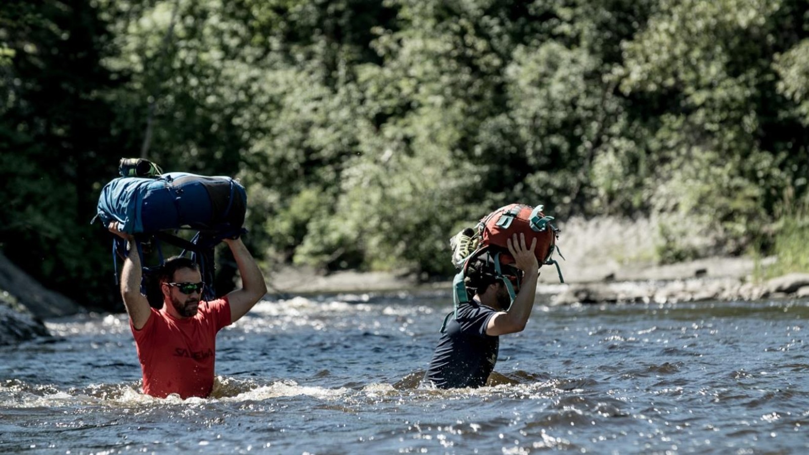 Jacob Racine traverse une rivière à pied dans le cadre d'une expédition. Jacob Racine traverse une rivière à pied dans le cadre d'une expédition.