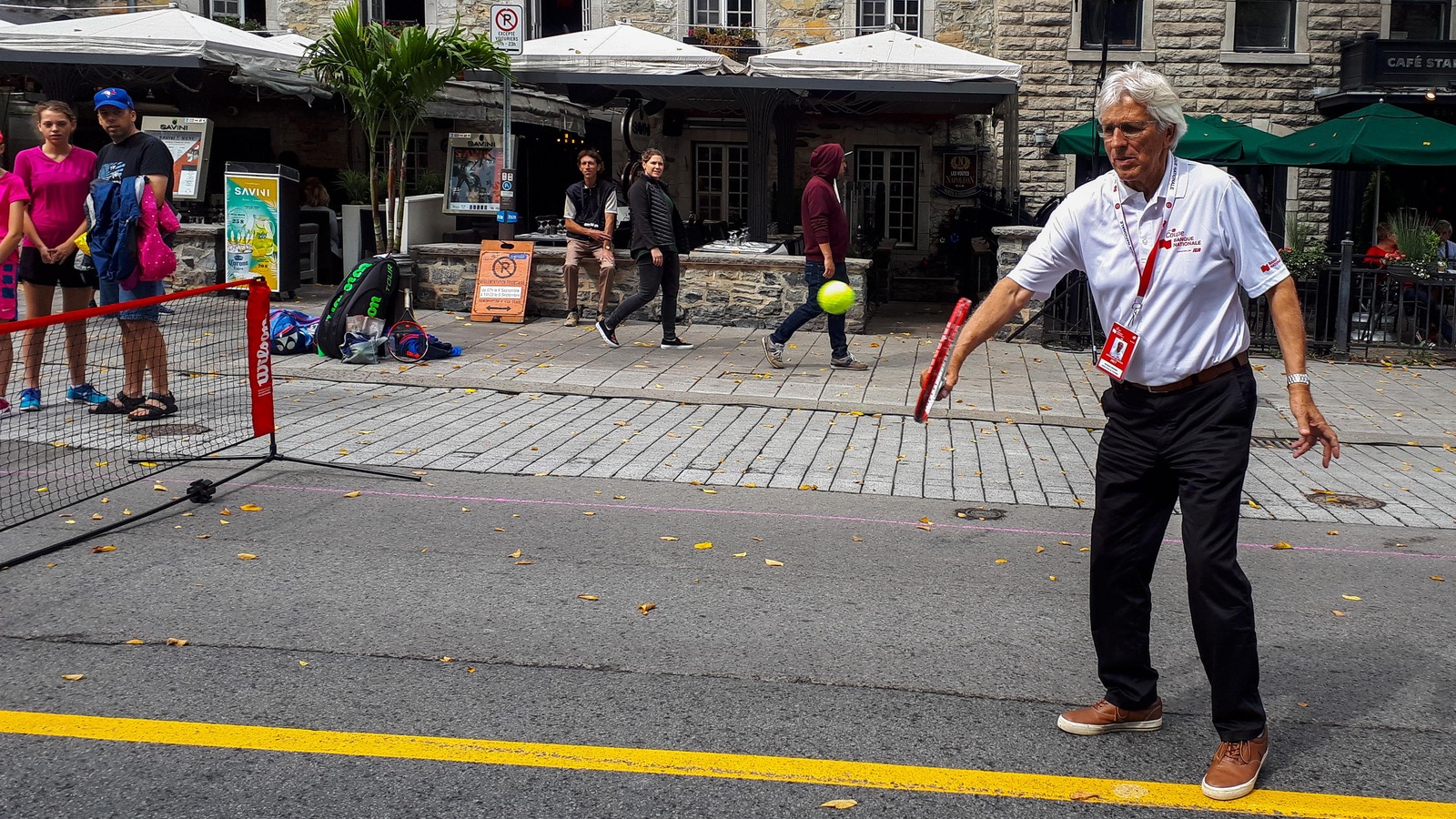 Le directeur de la Coupe Banque Nationale, Jacques Hérisset, s'amuse sur la Grande Allée lors du tirage au sort pour le tableau principal du tournoi Le directeur de la Coupe Banque Nationale, Jacques Hérisset, s'amuse sur la Grande Allée lors du tirage au sort pour le tableau principal du tournoi