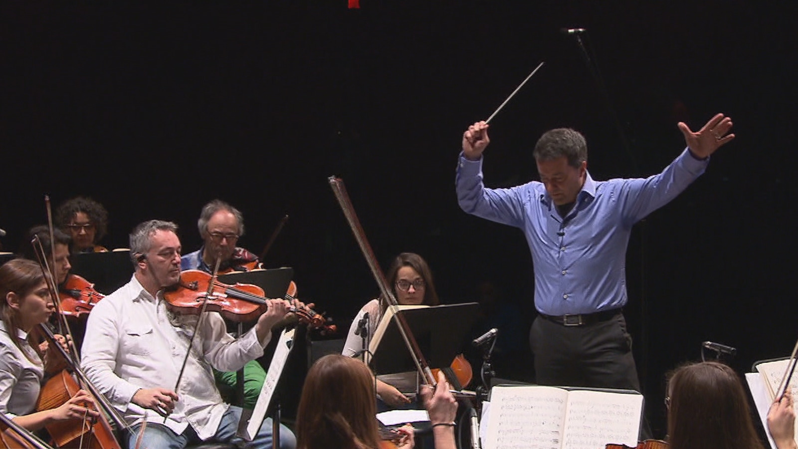Jacques Lacombe dirige l'Orchestre symphonique de Trois-Rivières Jacques Lacombe dirige l'Orchestre symphonique de Trois-Rivières