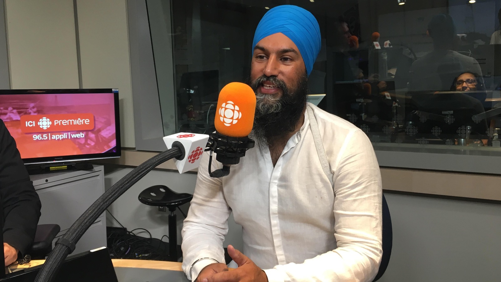 L'homme politique dans le studio radio de Radio-Canada à Trois-Rivières. L'homme politique dans le studio radio de Radio-Canada à Trois-Rivières.