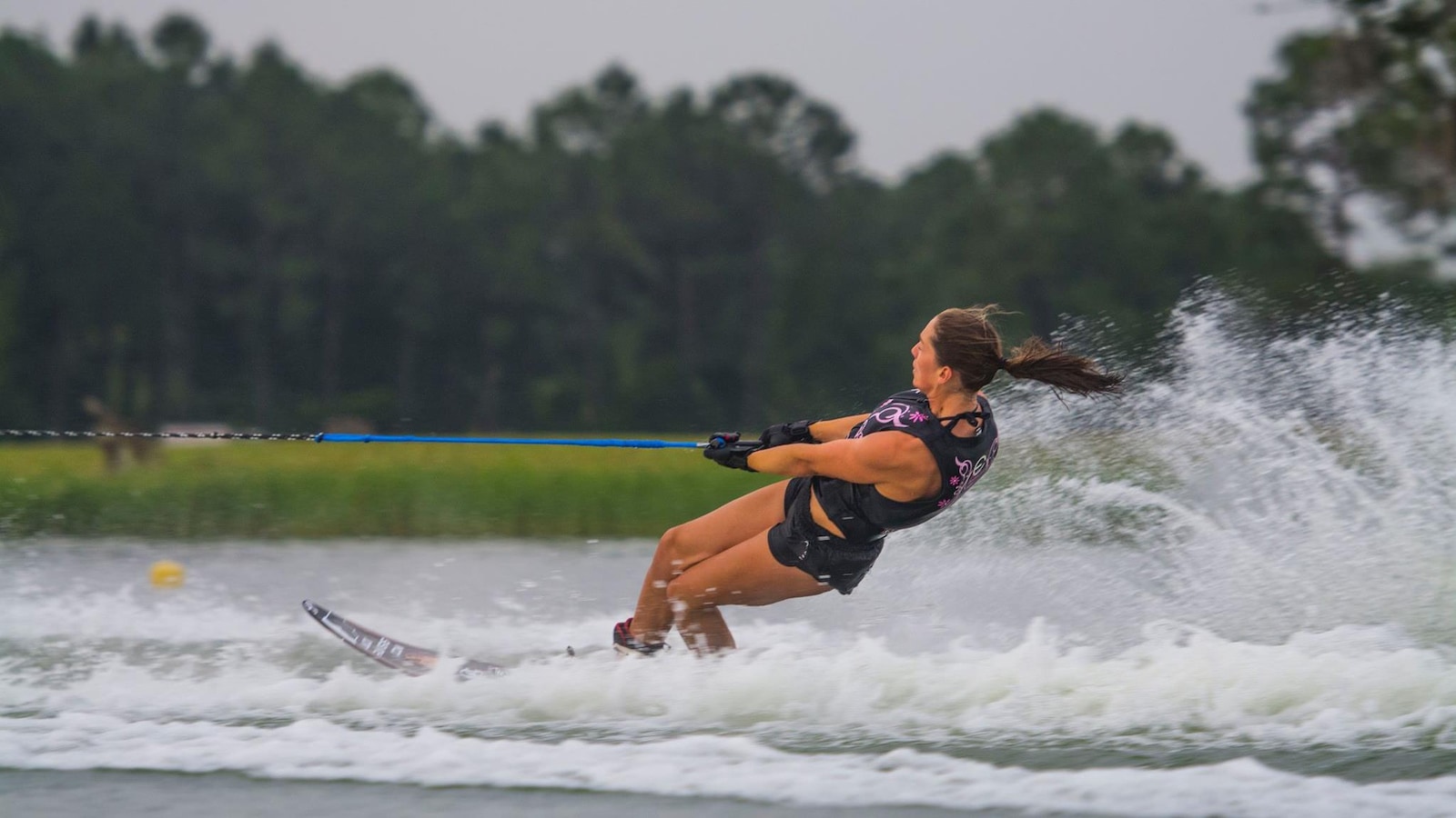 L'eau frise derrière Jaimee Bull, en ski nautique. L'eau frise derrière Jaimee Bull, en ski nautique.