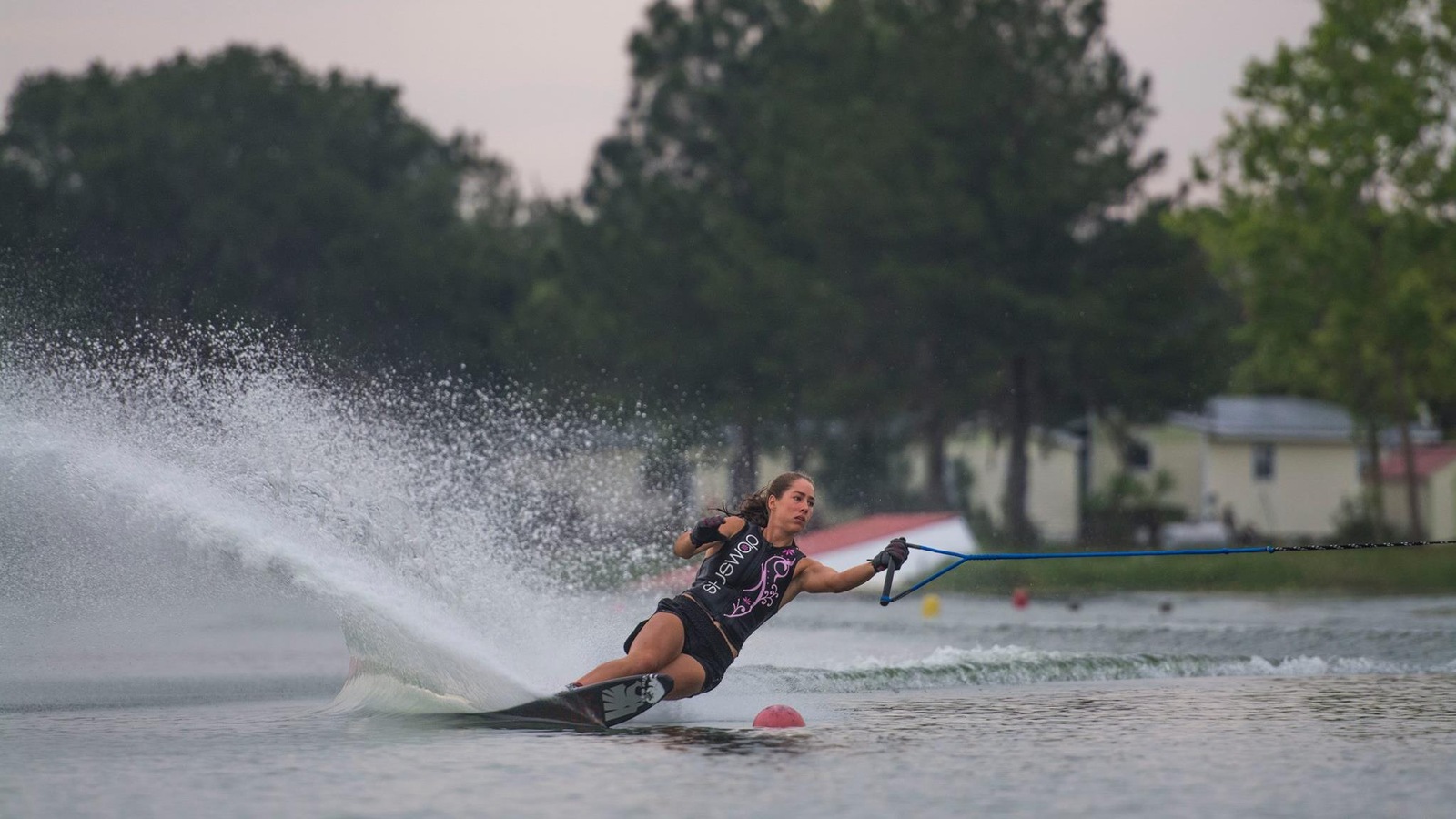 Jaimee Bull fait du slalom sur l'eau. Jaimee Bull fait du slalom sur l'eau.