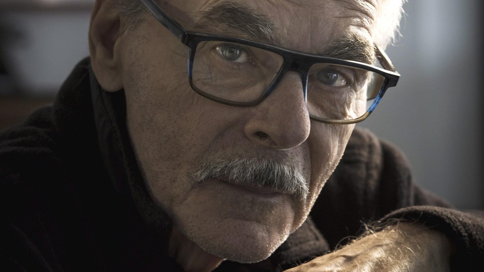 Portrait photo du cinéaste québécois Jean Beaudin. Portrait photo du cinéaste québécois Jean Beaudin.