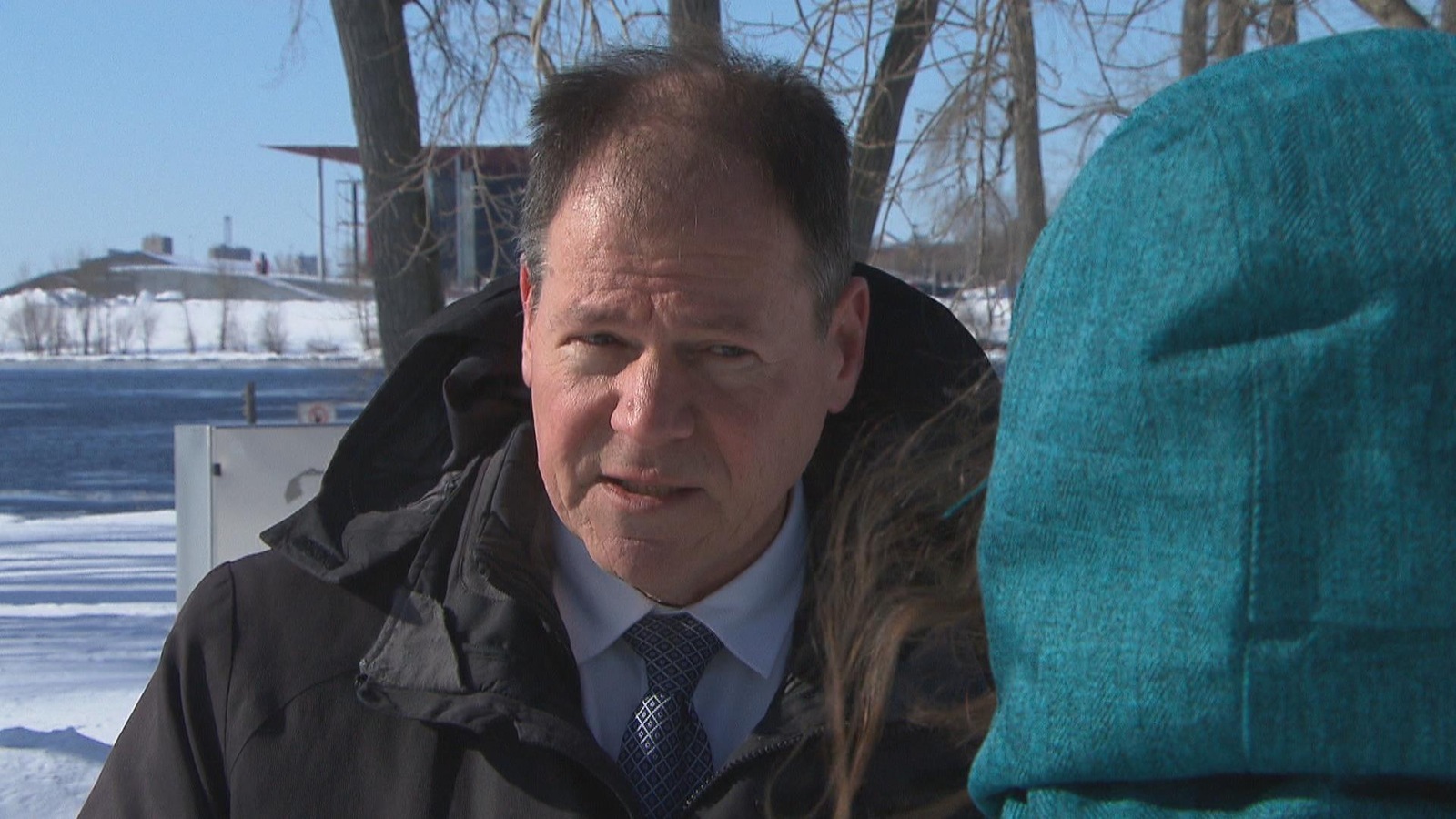 Jean-François Aubin devant l'amphithéâtre en hiver Jean-François Aubin devant l'amphithéâtre en hiver