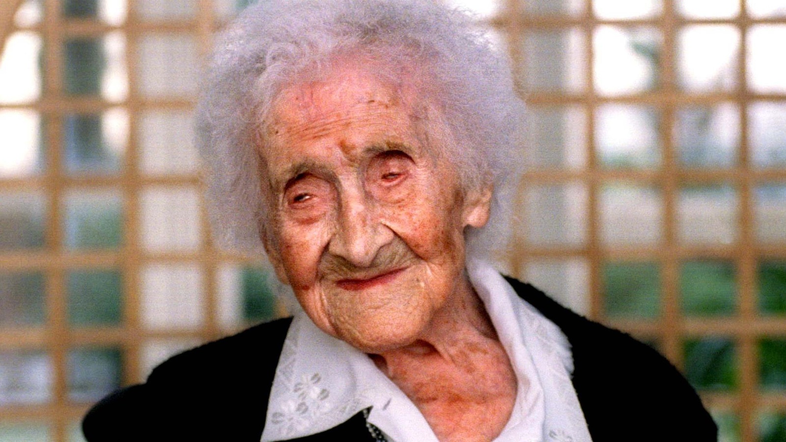 La Française Jeanne Calment est morte à l'âge de 122 ans, en 1997. Sur la photo, elle est âgée de 121 ans. La Française Jeanne Calment est morte à l'âge de 122 ans, en 1997. Sur la photo, elle est âgée de 121 ans.