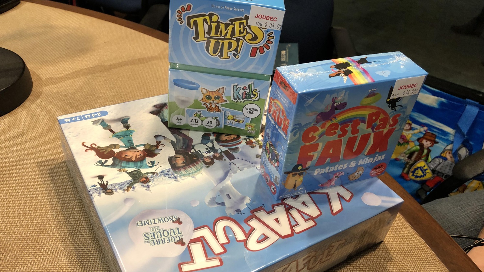 Trois jeux de société sont disposés sur une table. Trois jeux de société sont disposés sur une table.