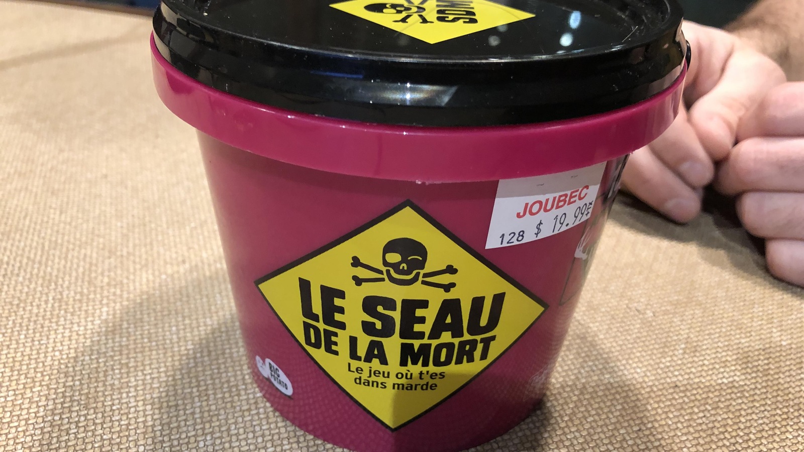 Un jeu sous forme de seau est placé sur une table. Un jeu sous forme de seau est placé sur une table.