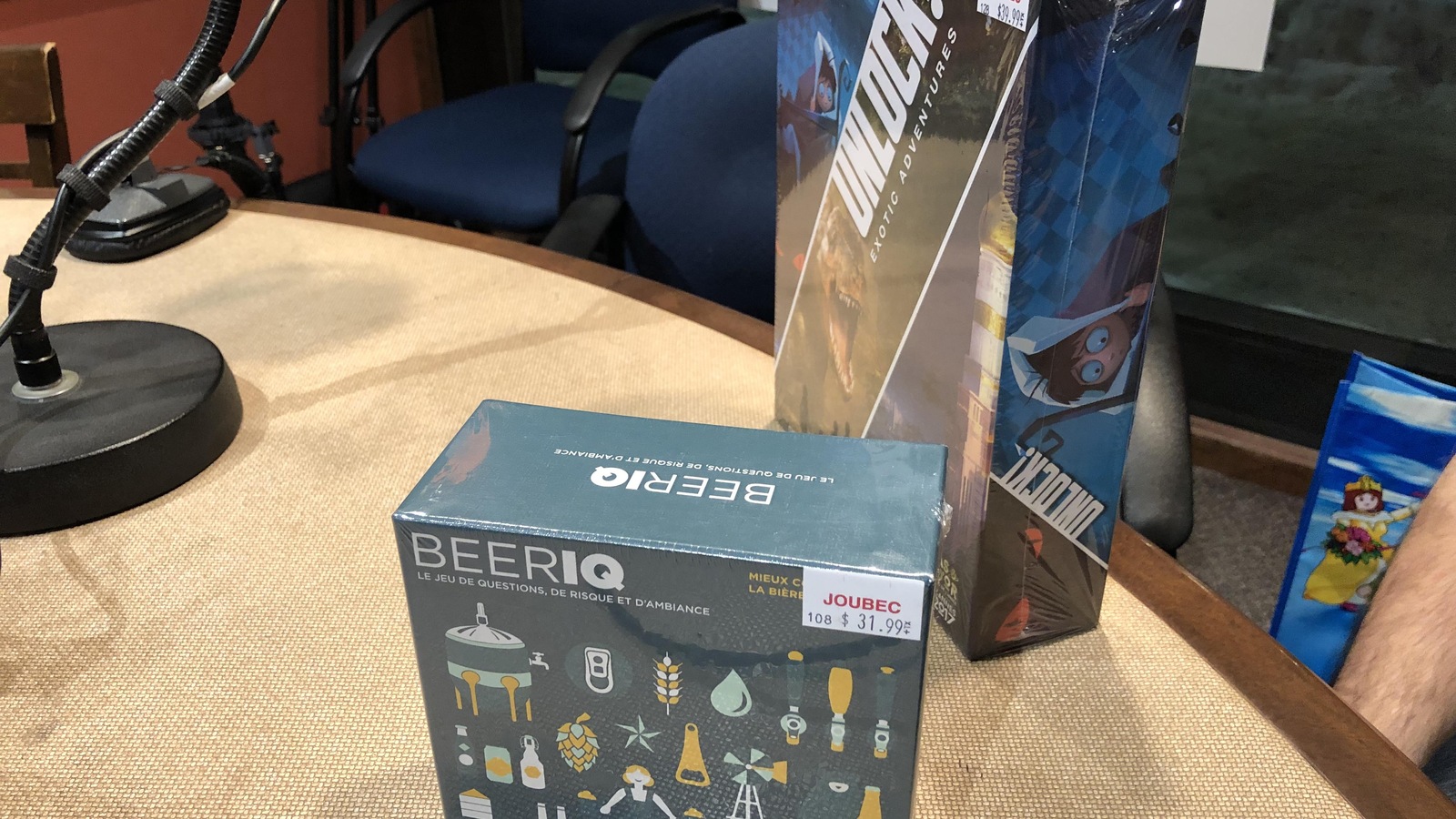 Deux jeux de société sont disposés sur une table. Deux jeux de société sont disposés sur une table.