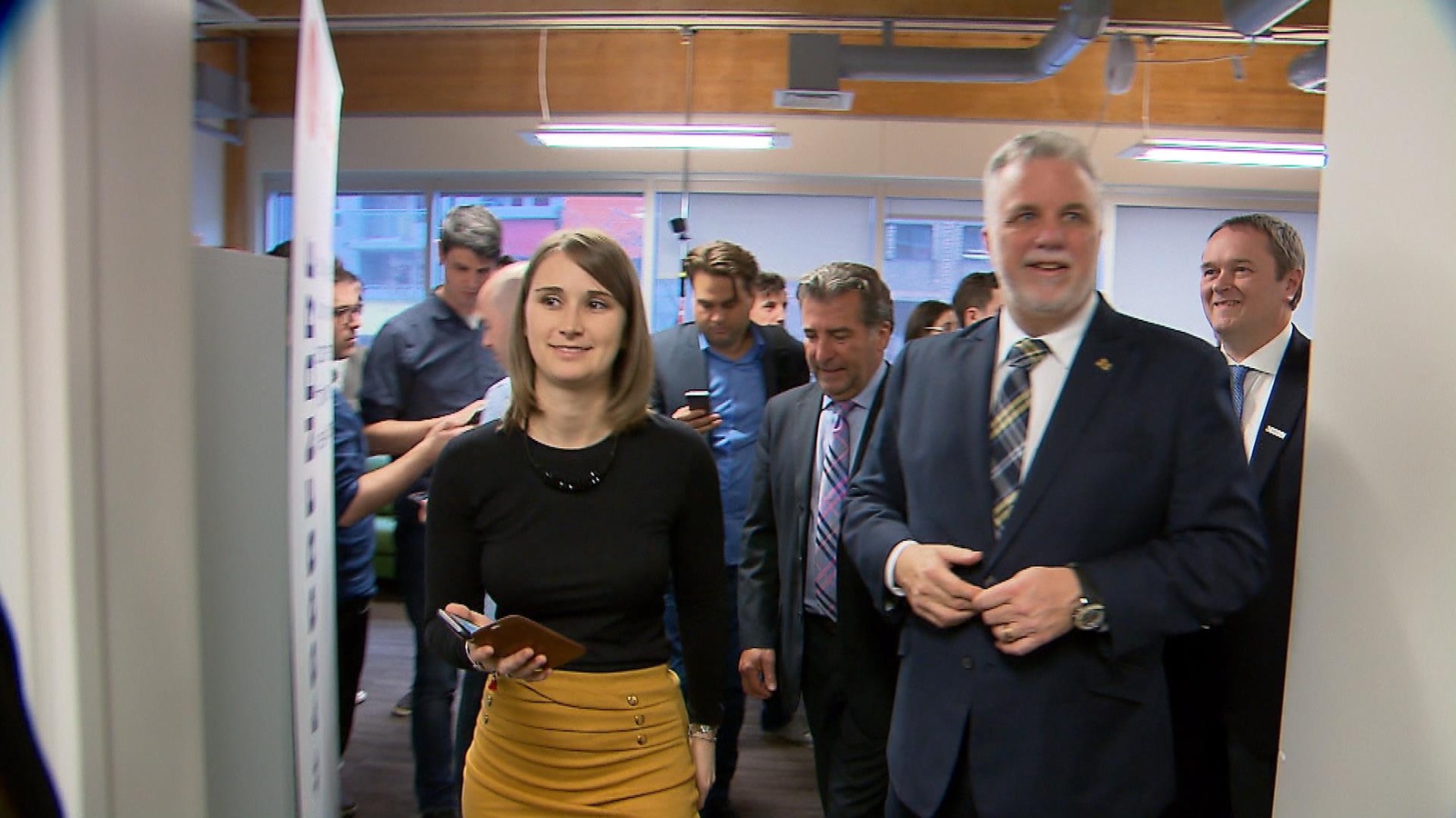 Joçanne Prévost et Philippe Couillard, avec d'autres personnes derrière eux Joçanne Prévost et Philippe Couillard, avec d'autres personnes derrière eux