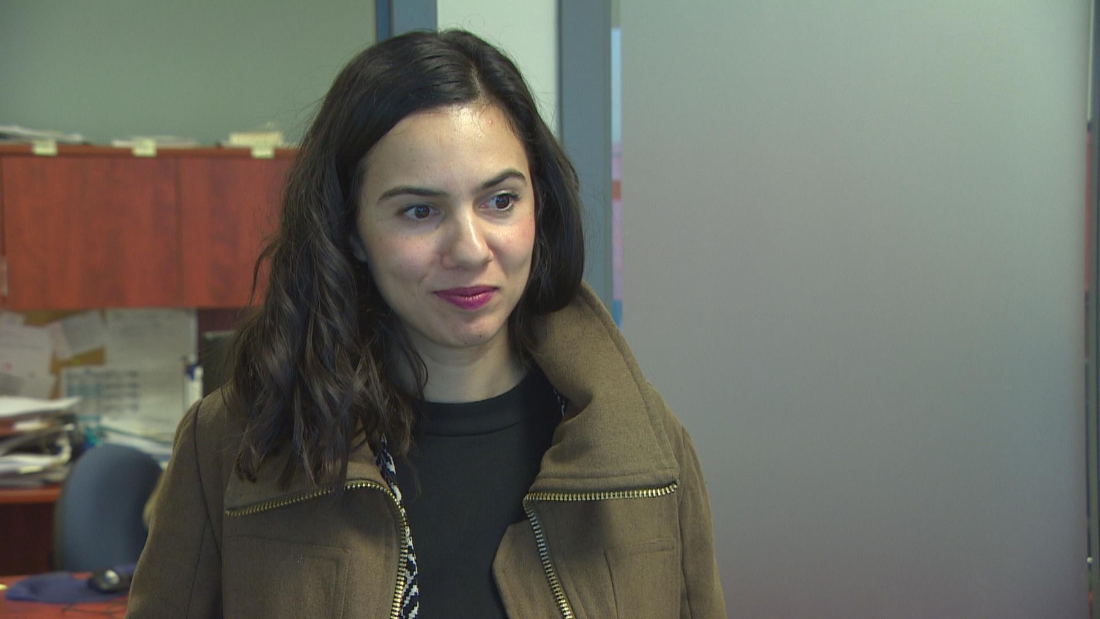 L'avocate manitobaine Joëlle Pastora Sala dans le bureau d'une collègue. L'avocate manitobaine Joëlle Pastora Sala dans le bureau d'une collègue.