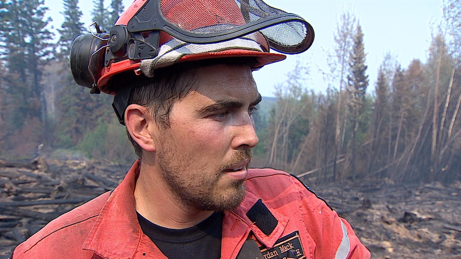 Jayme Martel est un pompier de l'Ontario qui travaille dans la région de Quesnel depuis sept jours. Photo : Radio-Canada/Jacaudrey Charbonneau Jayme Martel est un pompier de l'Ontario qui travaille dans la région de Quesnel depuis sept jours. Photo : Radio-Canada/Jacaudrey Charbonneau