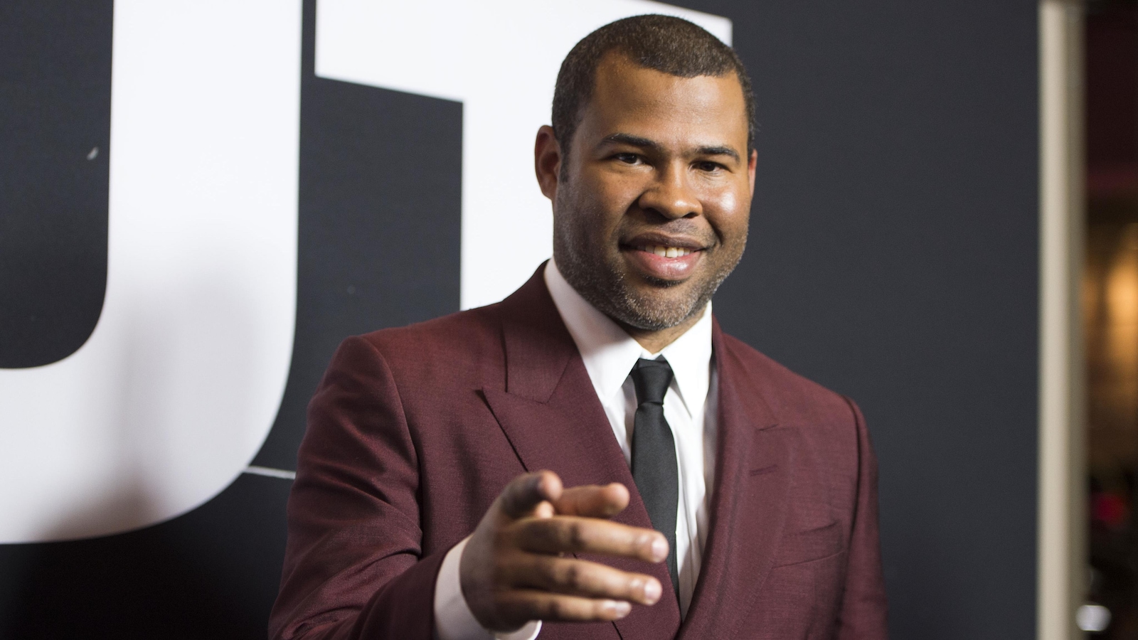 Le réalisateur et scénariste de « Get Out », Jordan Peele, pointe du doigt l'objectif lors d'un passage sur un tapis rouge à Los Angeles. Le réalisateur et scénariste de « Get Out », Jordan Peele, pointe du doigt l'objectif lors d'un passage sur un tapis rouge à Los Angeles.