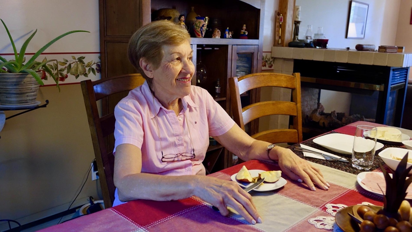 Une dame attablée dans une salle à manger. Une dame attablée dans une salle à manger.