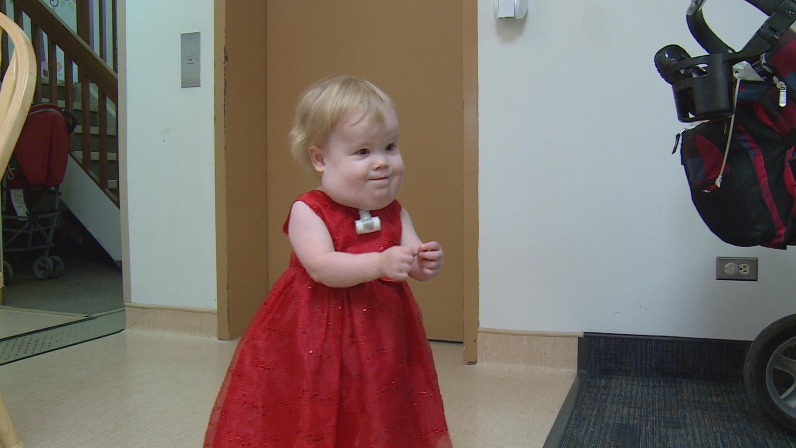 Une petite fille atteinte d'une anomalie congénitale pratique le langage des signes. Une petite fille atteinte d'une anomalie congénitale pratique le langage des signes.