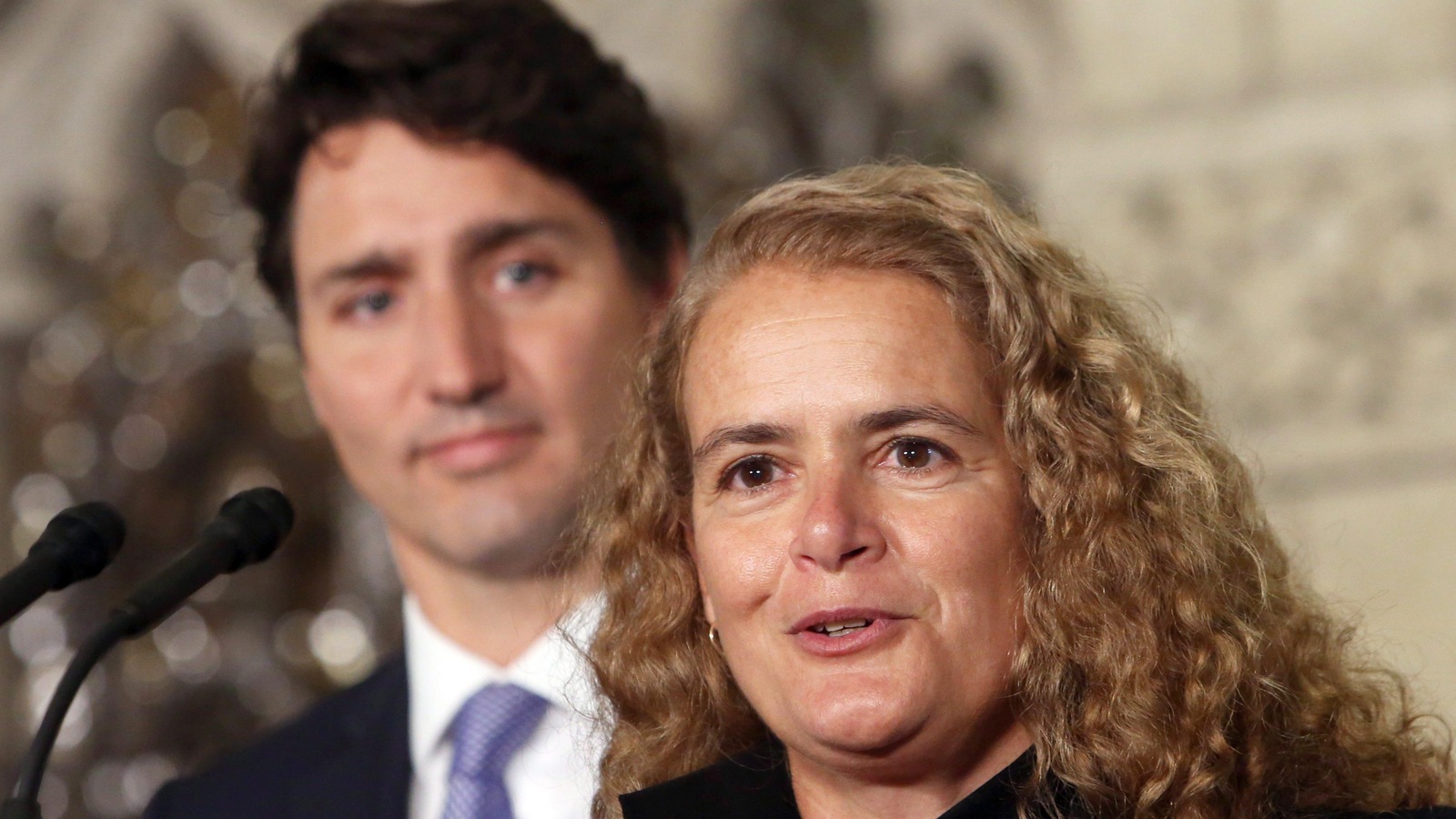 Le premier ministre du Canada, Justin Trudeau et l'ex-astronaute Julie Payette, gouverneure générale désignée du Canada, le 13 juillet 2017 Le premier ministre du Canada, Justin Trudeau et l'ex-astronaute Julie Payette, gouverneure générale désignée du Canada, le 13 juillet 2017