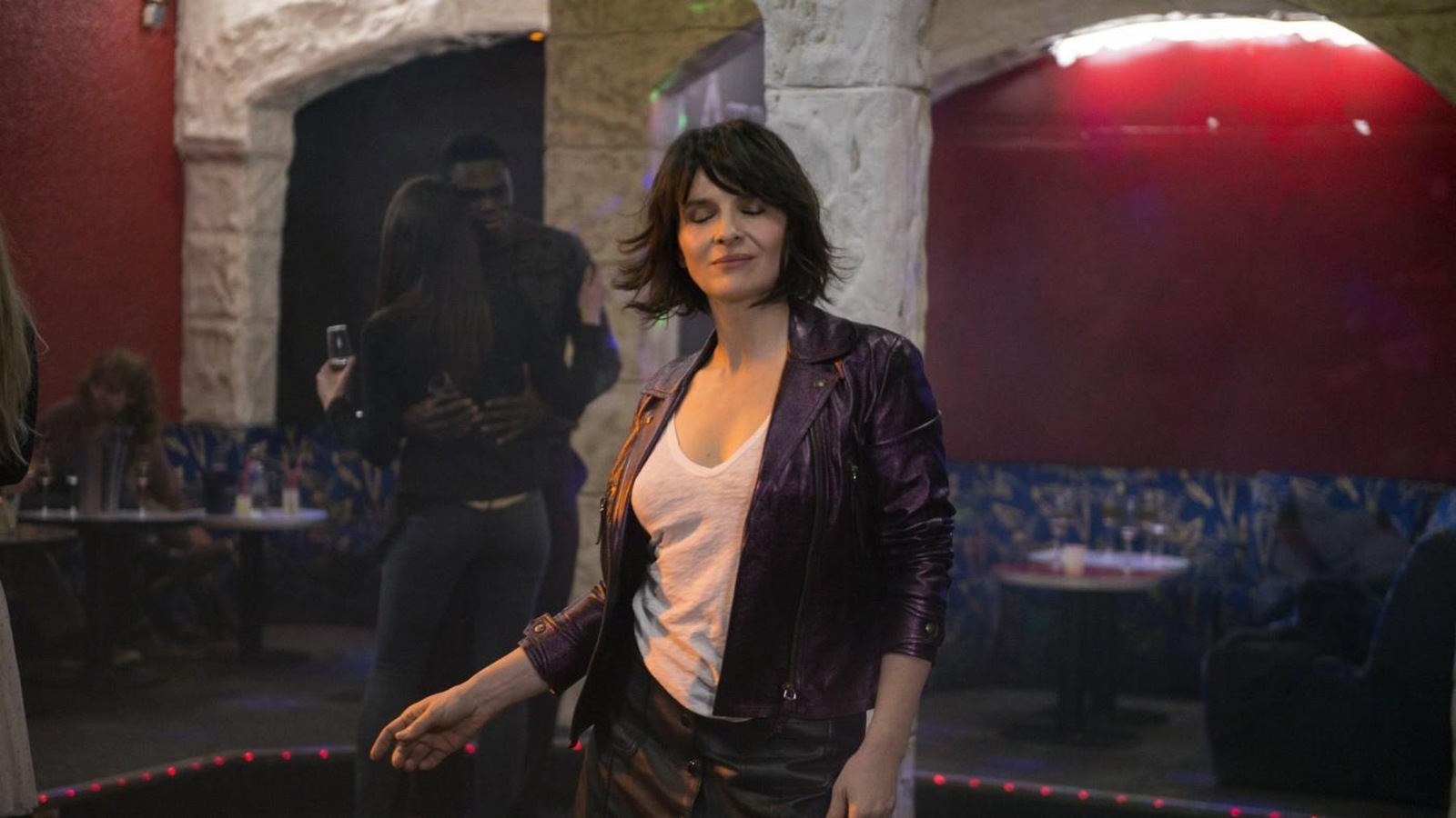 Juliette Binoche danse, les yeux fermés, dans le film «Un beau soleil intérieur». Juliette Binoche danse, les yeux fermés, dans le film «Un beau soleil intérieur».