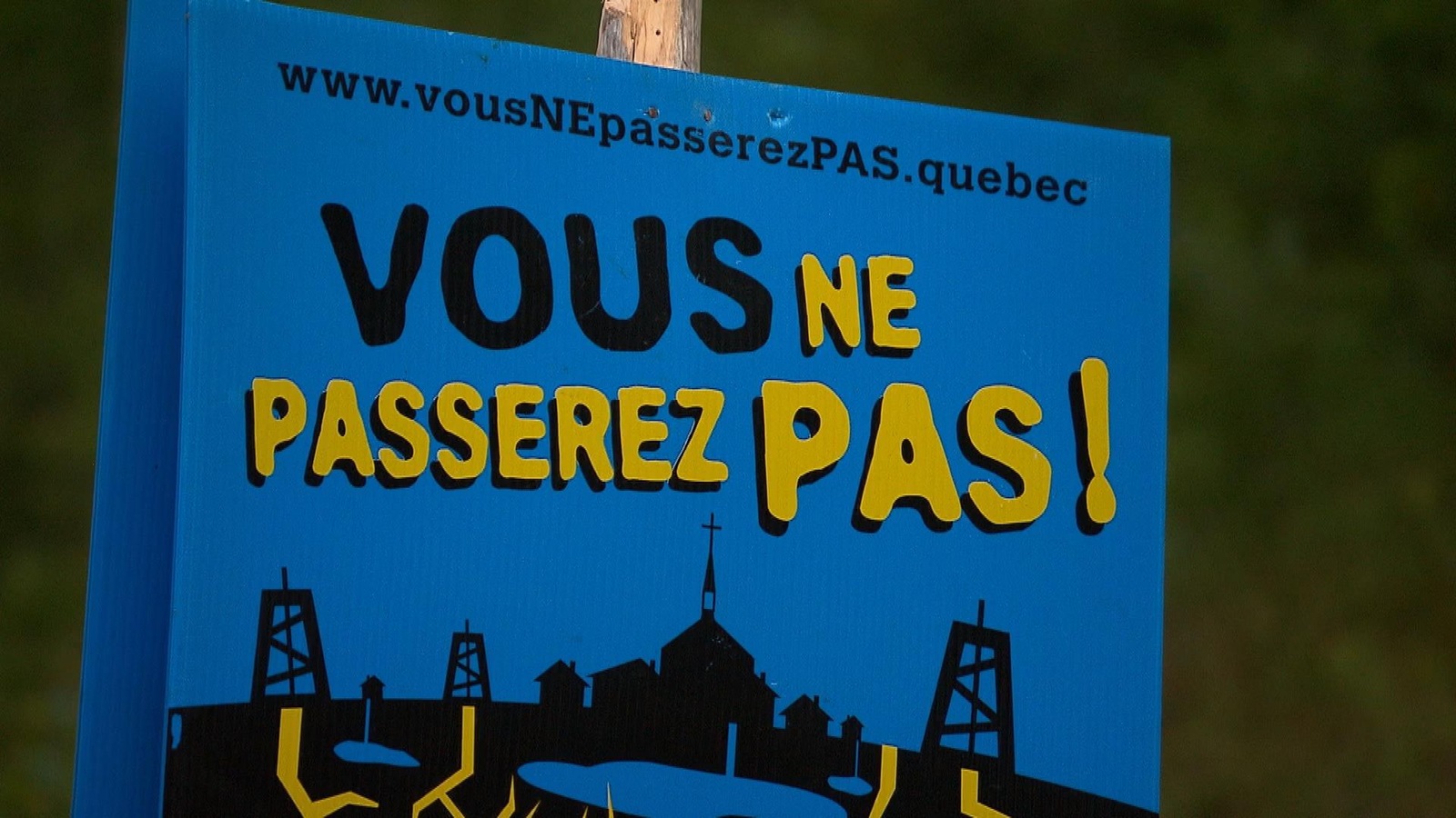 Pancarte installée sur la propriété Galt de Junex à Gaspé Pancarte installée sur la propriété Galt de Junex à Gaspé