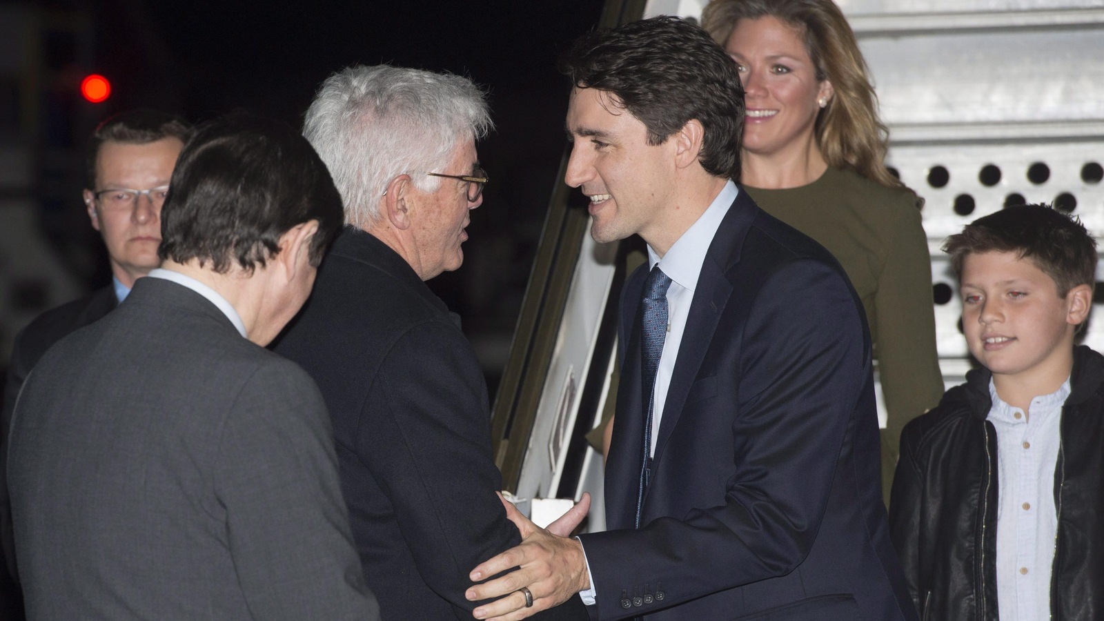 Une poignée de main entre Justin Trudeau et Lawrence Cannon Une poignée de main entre Justin Trudeau et Lawrence Cannon