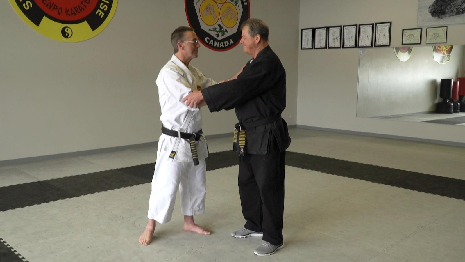 Régis Poirier et Clermont Poulin dans un dojo de karate Régis Poirier et Clermont Poulin dans un dojo de karate