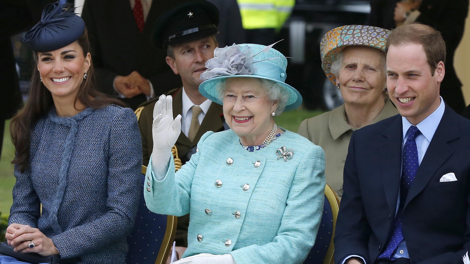 Kate Middleton, assise à côté de la reine et du prince William Kate Middleton, assise à côté de la reine et du prince William