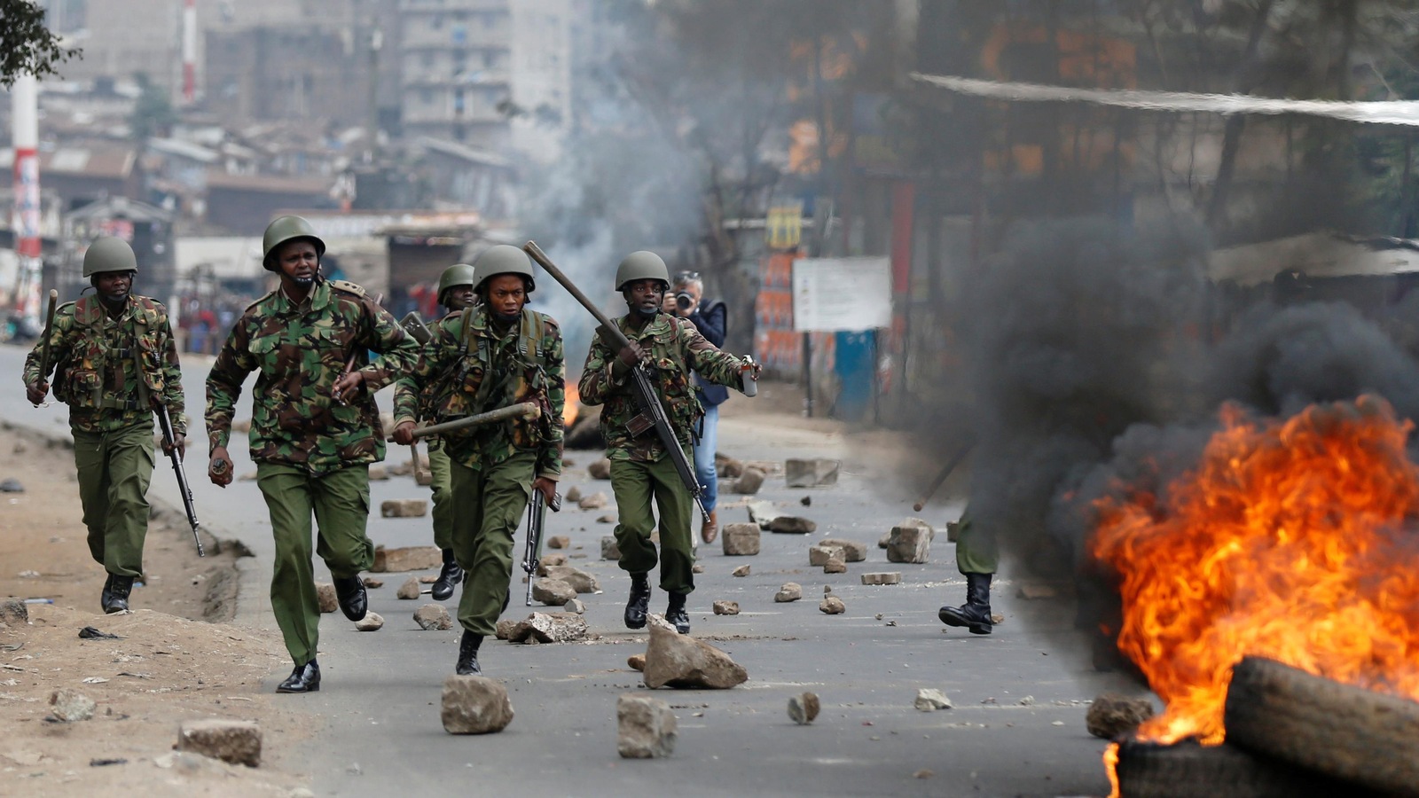Des policiers antiémeutes se sont déployés dans les rues de Mathare après que des partisans de M. Odinga eurent entrepris de manifester. Des policiers antiémeutes se sont déployés dans les rues de Mathare après que des partisans de M. Odinga eurent entrepris de manifester.