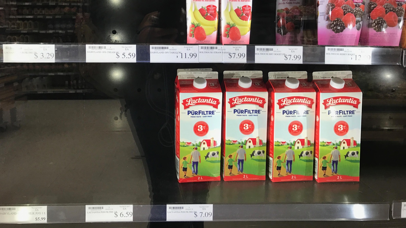 Des bouteilles de 2 litres de lait à 7 $ Des bouteilles de 2 litres de lait à 7 $